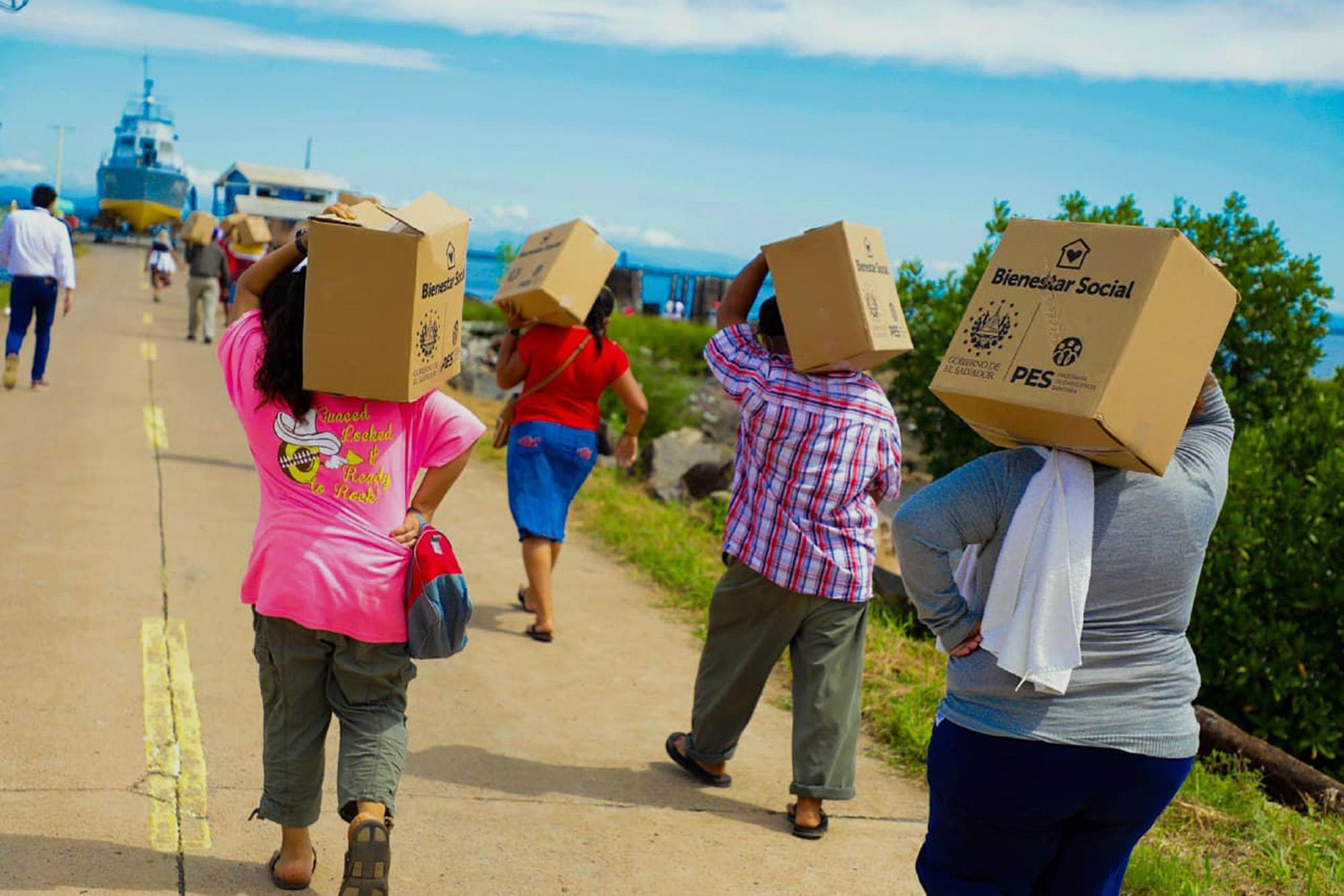 Pescadores de La Unión reciben paquetes de alimentos por parte del Gobierno de El Salvador, en enero de 2021. Foto de El Faro: Cortesía Secretaría de Prensa. 