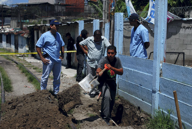 Los antropólogos buscan una osamenta a la orilla de una comunidad pobre en Ciudad Delgado, San Salvador.