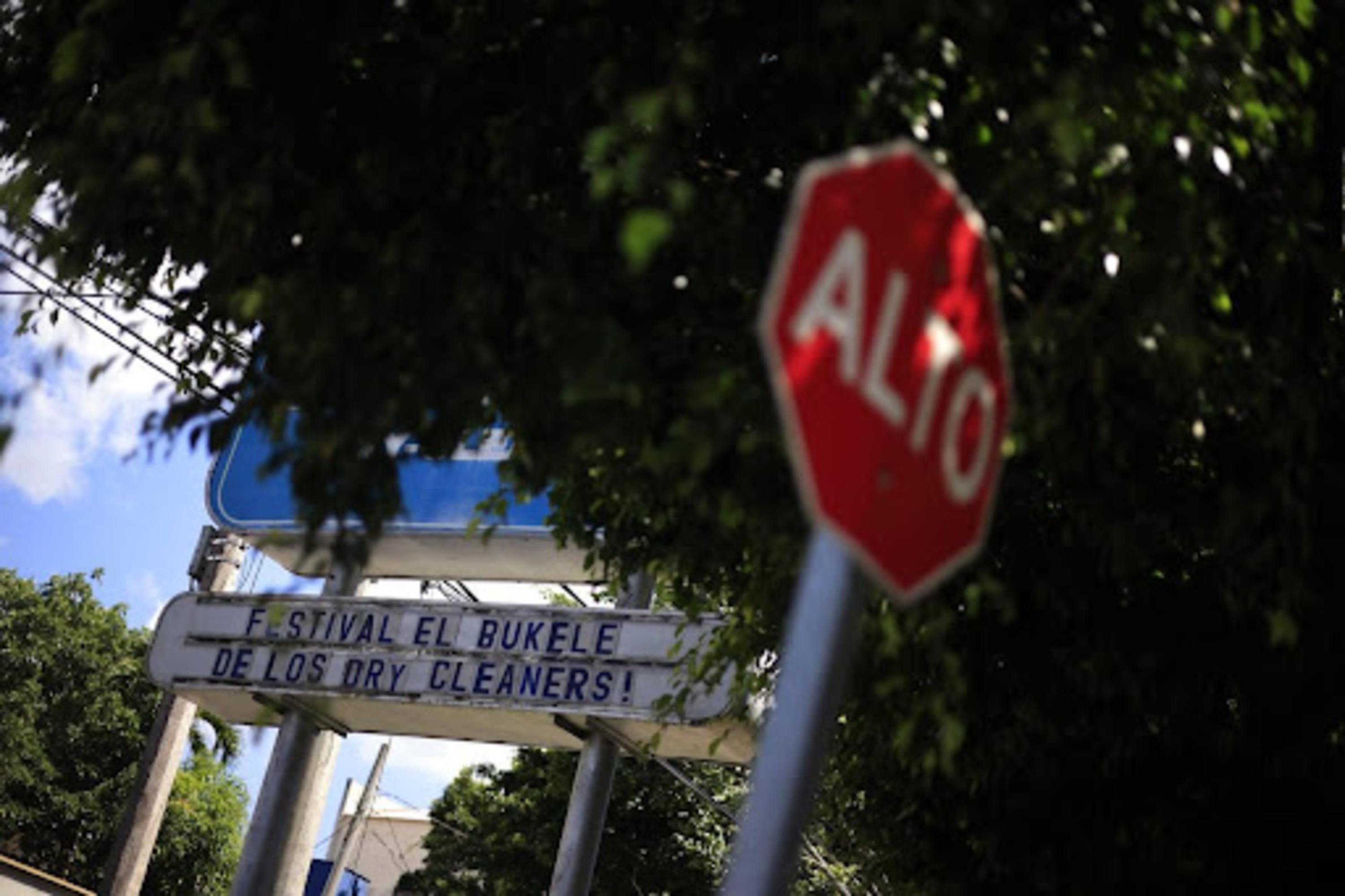 Una lavandería de Tegucigalpa publicita sus servicios haciendo alusión al presidente de El Salvador: “El Bukele de los Dry Cleaners” presume.  Foto de El Faro: Jorge Cabrera/ ContraCorriente.