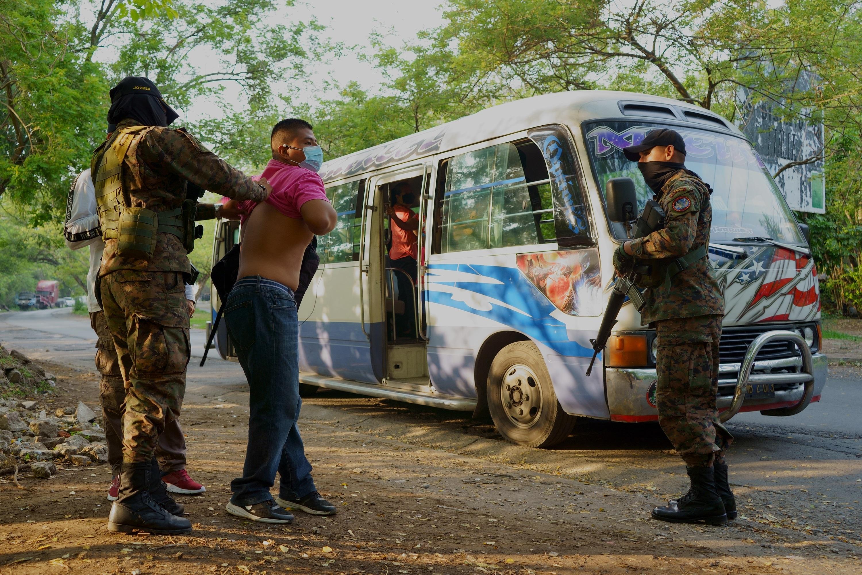 Militares realizan uno de sus registros habituales a habitantes del Distrito Italia, históricamente uno de los barrios más peligrosos del municipio de Tonacatepeque, cerca de San Salvador. Los mismos vecinos que por años fueron víctimas de las pandillas, hoy sufren abusos del ejército y la Policía bajo el régimen de excepción que El Salvador mantiene desde marzo de 2022. Foto de El Faro: Víctor Peña.