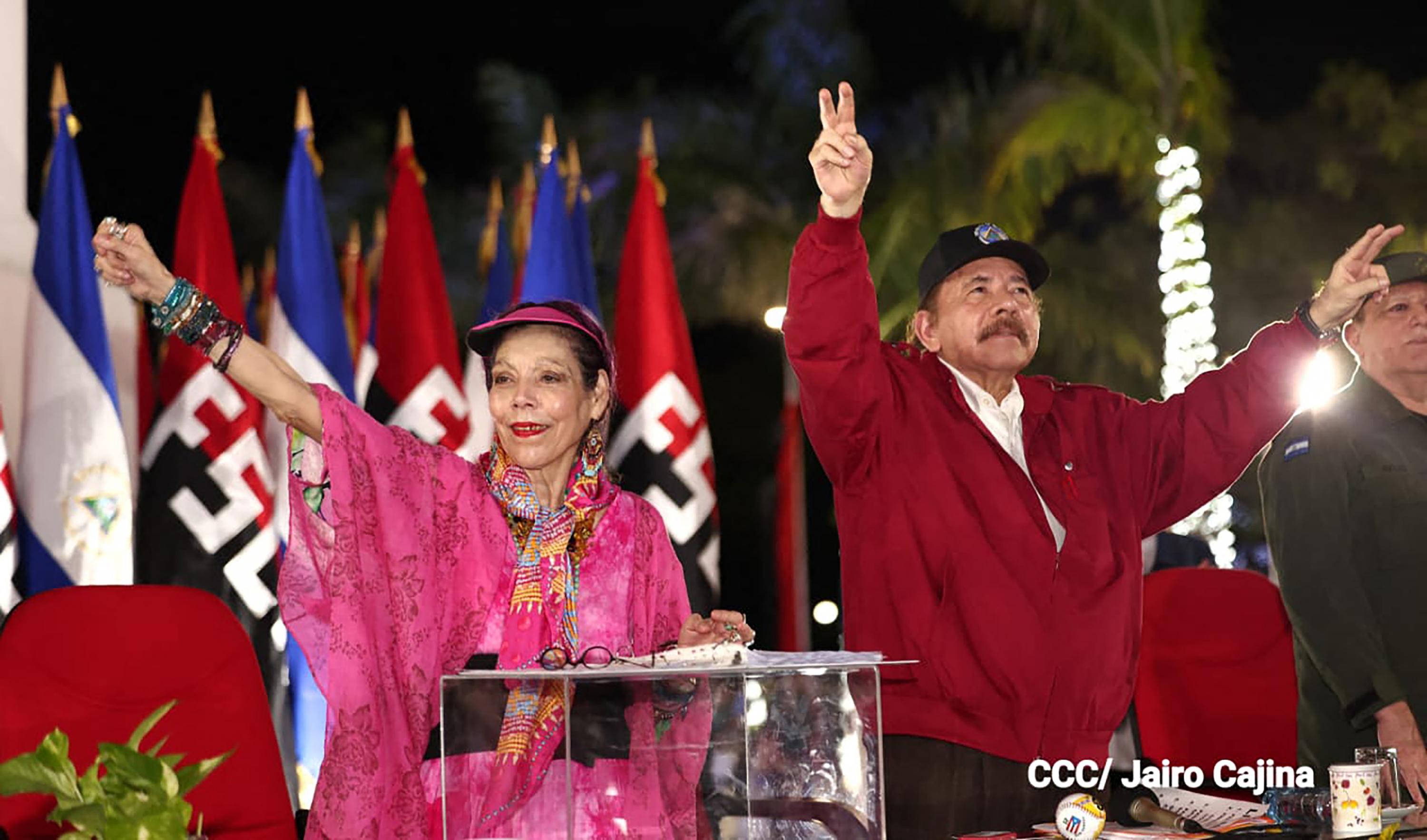 Esta fotografía publicada por la Presidencia de Nicaragua muestra al presidente de Nicaragua Daniel Ortega (R) y su esposa y vicepresidenta Rosario Murillo asistiendo a un acto para conmemorar el 44° aniversario de la Revolución Nicaragüense, en Managua, el 19 de julio de 2023. Foto de El Faro: Jairo Cajina/ AFP.