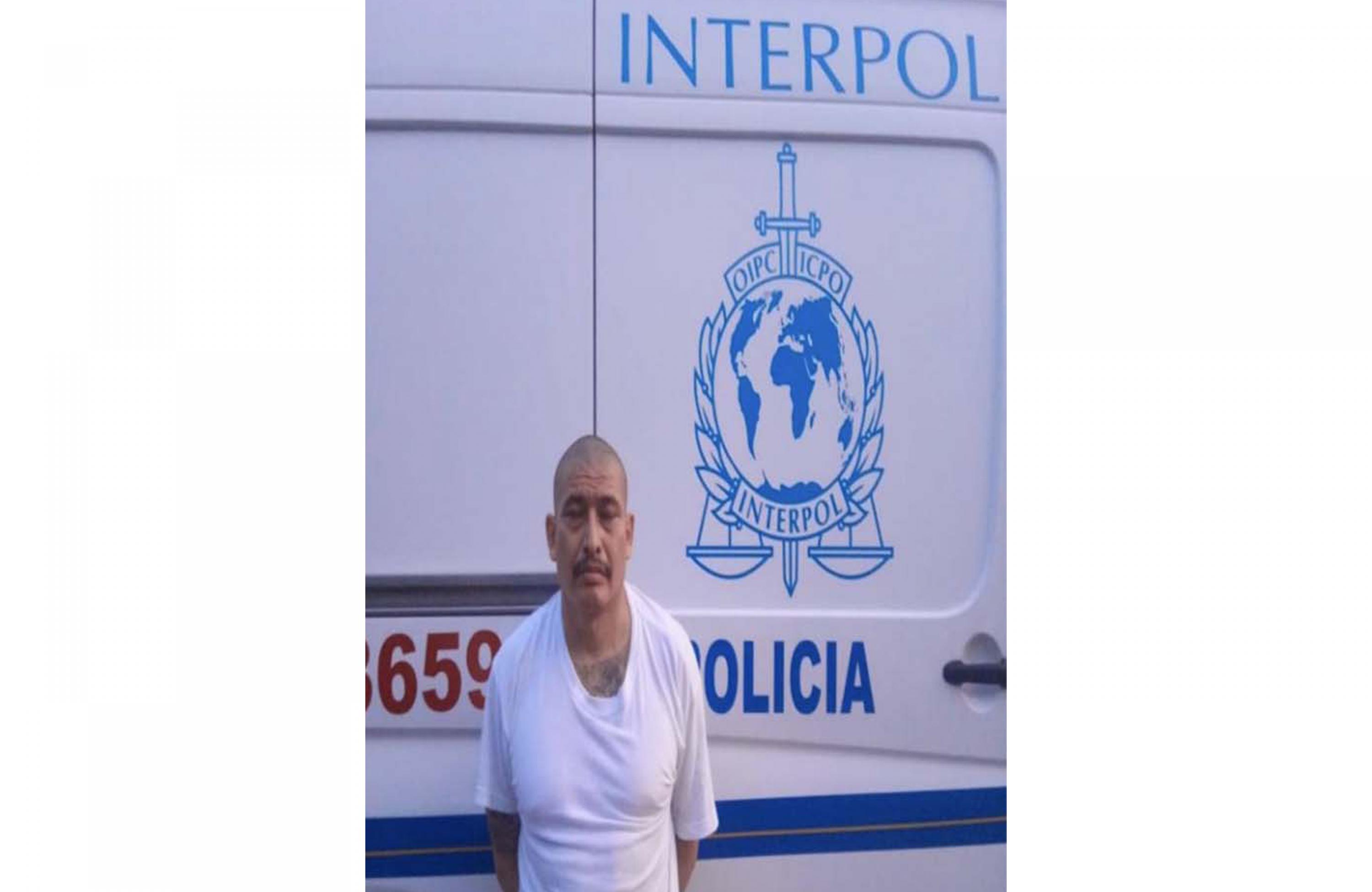 Imagen del 3 de junio de 2021, en la prisión de máxima seguridad de Zacatecoluca, El Salvador, cuando Crook fue notificado de sus órdenes de búsqueda en Estados Unidos. 