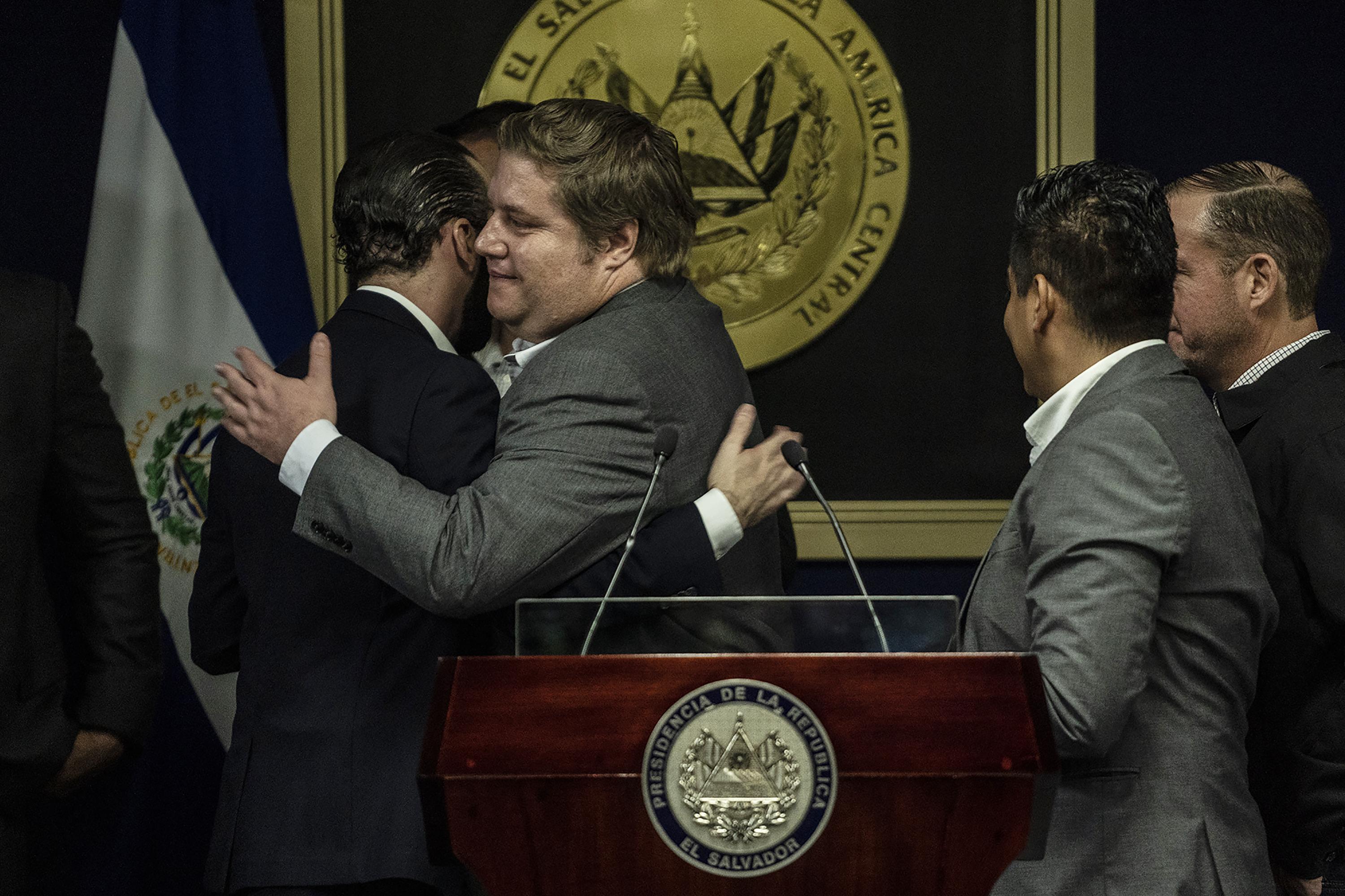 Pablo Anliker -en aquel momento Ministro de Agricultura- y el presidente Nayib Bukele tras el anuncio de la fase dos del Plan Control Territorial realizado en la Presidencia el 2 de julio de 2019. Foto de El Faro: Carlos Barrera.