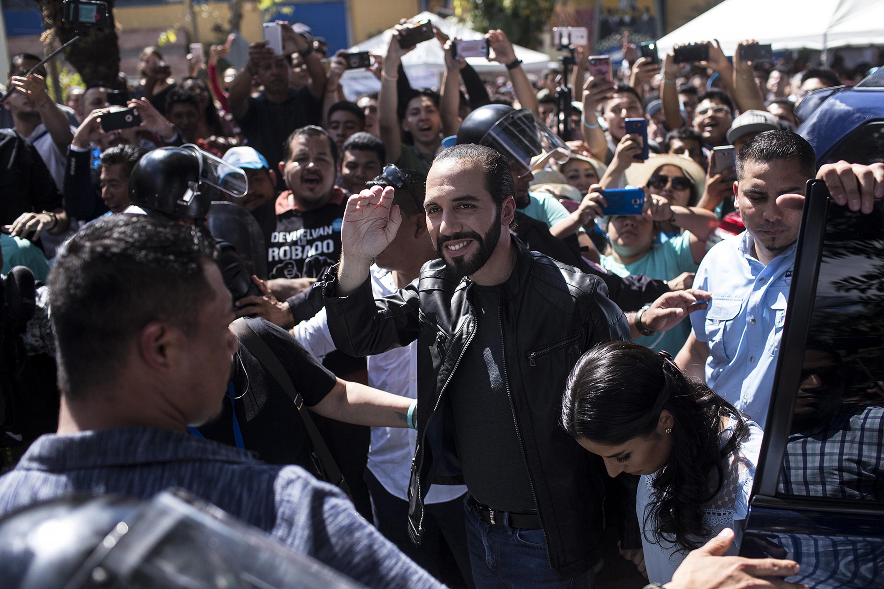 Nayib Bukele, actual presidente de El Salvador, instantes antes de ejercer su voto en la elección presidencial del 3 de febrero de 2019, que lo llevó al poder. Foto de El Faro: Víctor Peña.