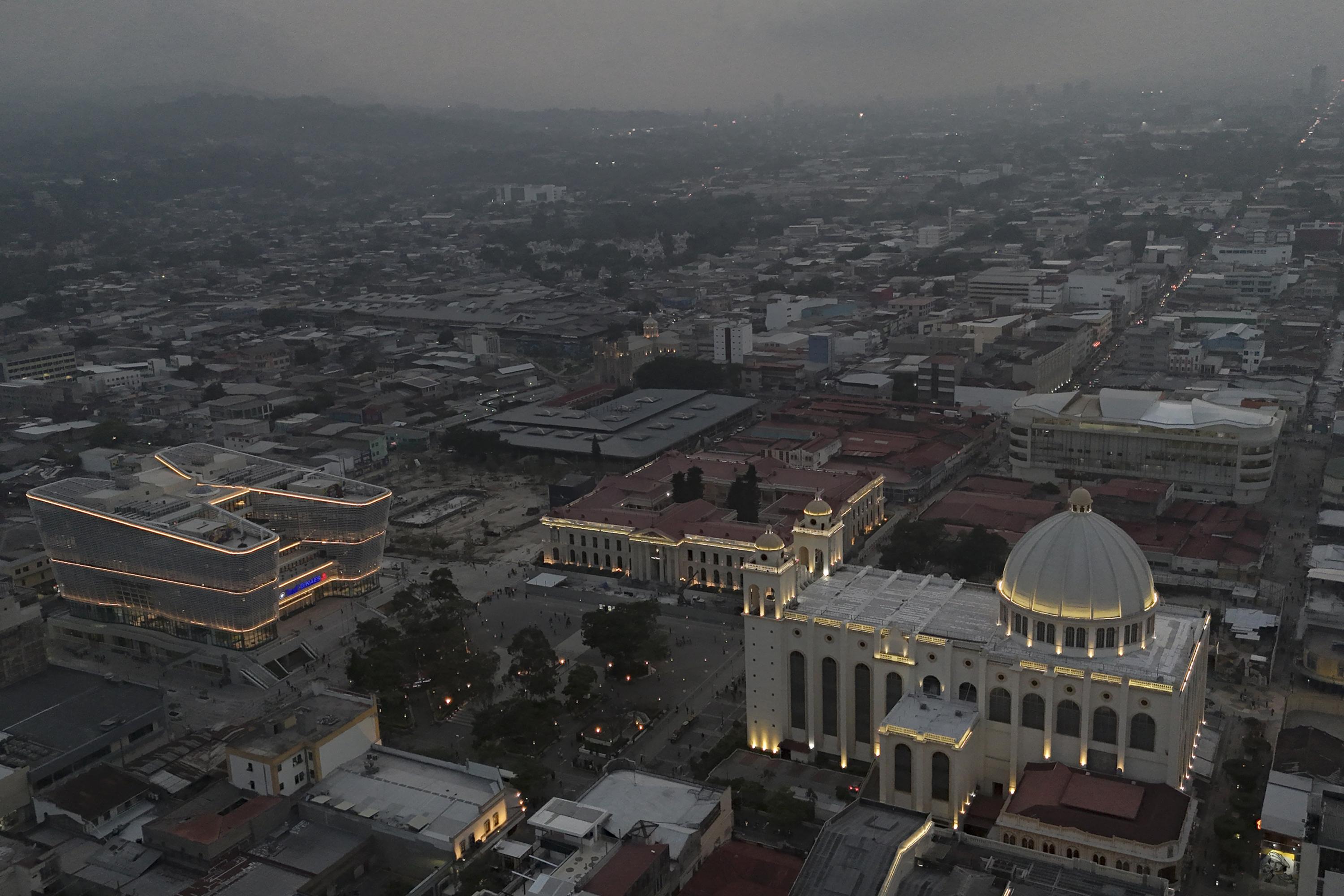 Zona rehabilitada en el Centro Histórico de San Salvador. Este es el espacio más predomina en la propaganda gubernamental sobre los cambios del país. Foto de El Faro: Víctor Peña.