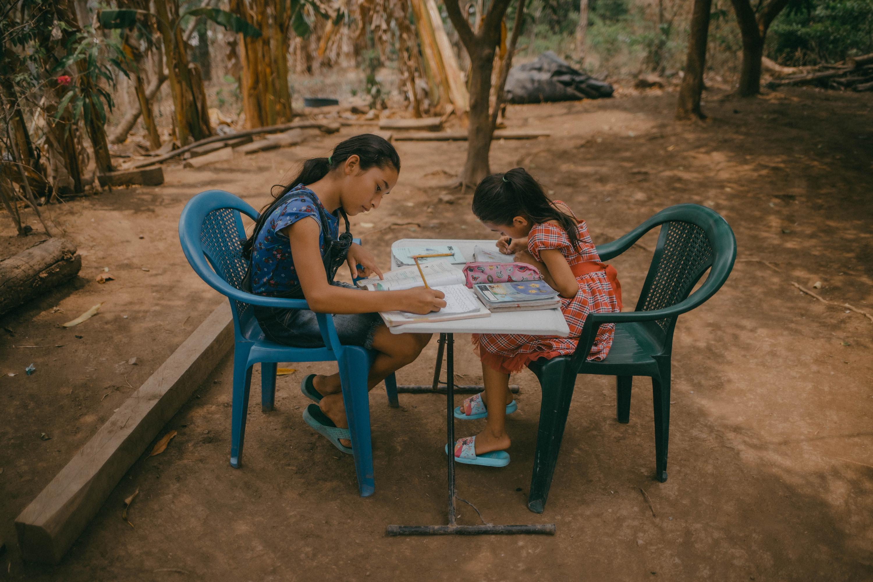 Kennedy, de 11 años, y Odalis Asegurado, de 6, viven en la comunidad Monseñor Romero, del cantón Corozalito, Berlín. Su padre, José, solo puede proveer de dos tiempos de comida para sus hijas y el desayuno lo hacen en la escuela local. 