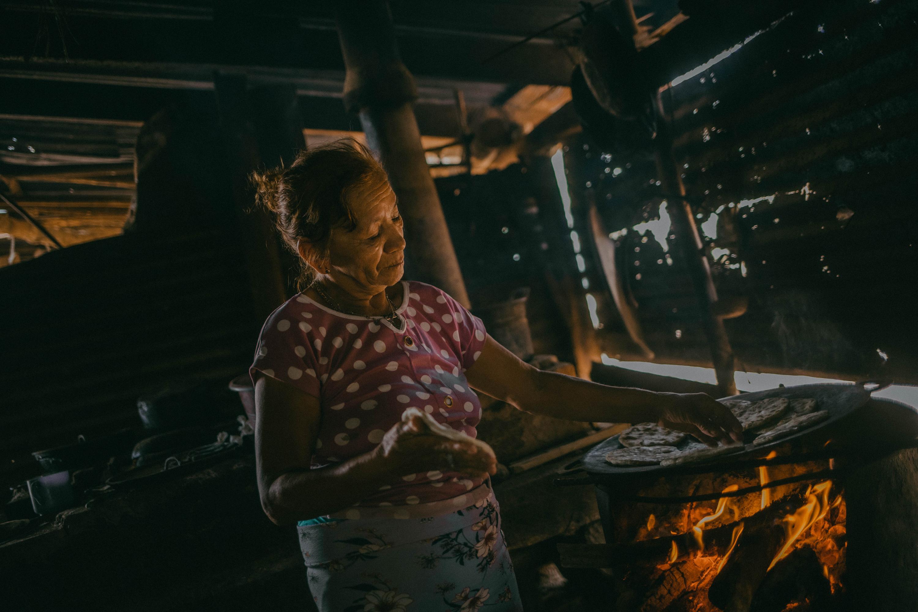 En la casa de Maria Dolores Luna de 66 años se come tortilla todos los días. Es el alimento principal, ya que un poco de maíz es lo que siempre tienen. Las tortilla pueden ser acompañadas con sal y, cuando hay abundancia, con frijoles o arroz. En su casa el calor es abrasador, su estructura es de lámina y plástico con un enorme árbol seco al lado. No tienen plantas ni frutos silvestres, el terreno es árido y para tener agua tiene que invertir más de cuatro horas de viaje, lo que hace imposible cualquier intento de la familia por tener un huerto en casa. Carne y pollo no comen desde el año pasado. María es poco expresiva y sus comentarios los remata diciendo: 