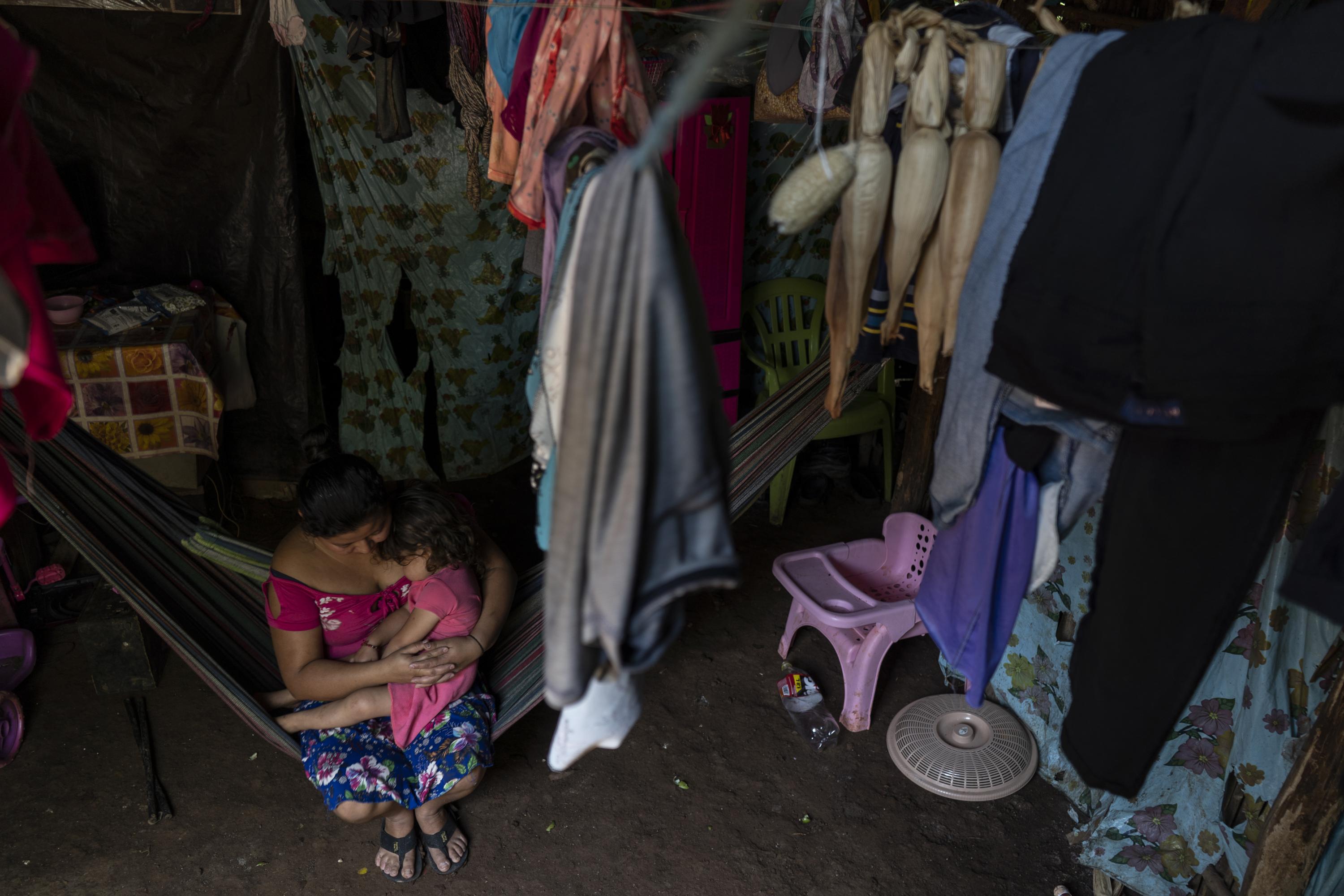 Nora Elizabeth Méndez vive en una casa construida de palos, láminas y bambú, en el caserío Matazano, sobre la calle que conduce al municipio de San Antonio del Mosco, en el departamento de Morazán. En la despensa de Nora sólo hay un poco de azúcar, un poco de pan dulce, algunos rollos de papel higiénico y algunas mazorcas de maíz que cuelgan del techo. Nora es ama de casa y cuida todo el día de Anelís, su hija de dos años. Su esposo sale desde muy temprano para sembrar y recolectar un poco de comida en la siembra.