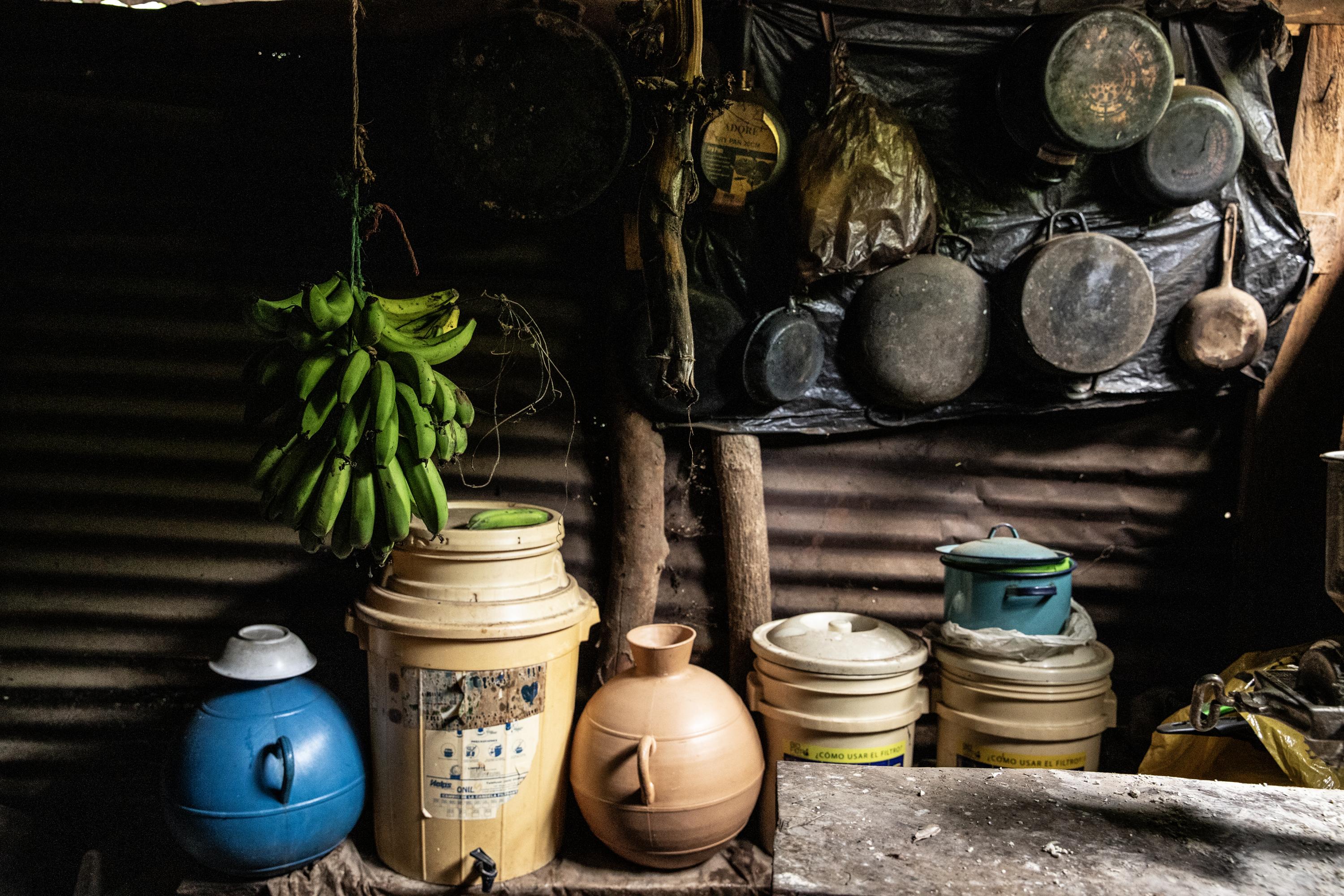 La cocina de la familia de Wendy: frutas, como los guineos, se vuelven una necesidad esencial a falta de proteínas y otro tipo de alimentos para cocinar. Foto de El Faro: Carlos Barrera