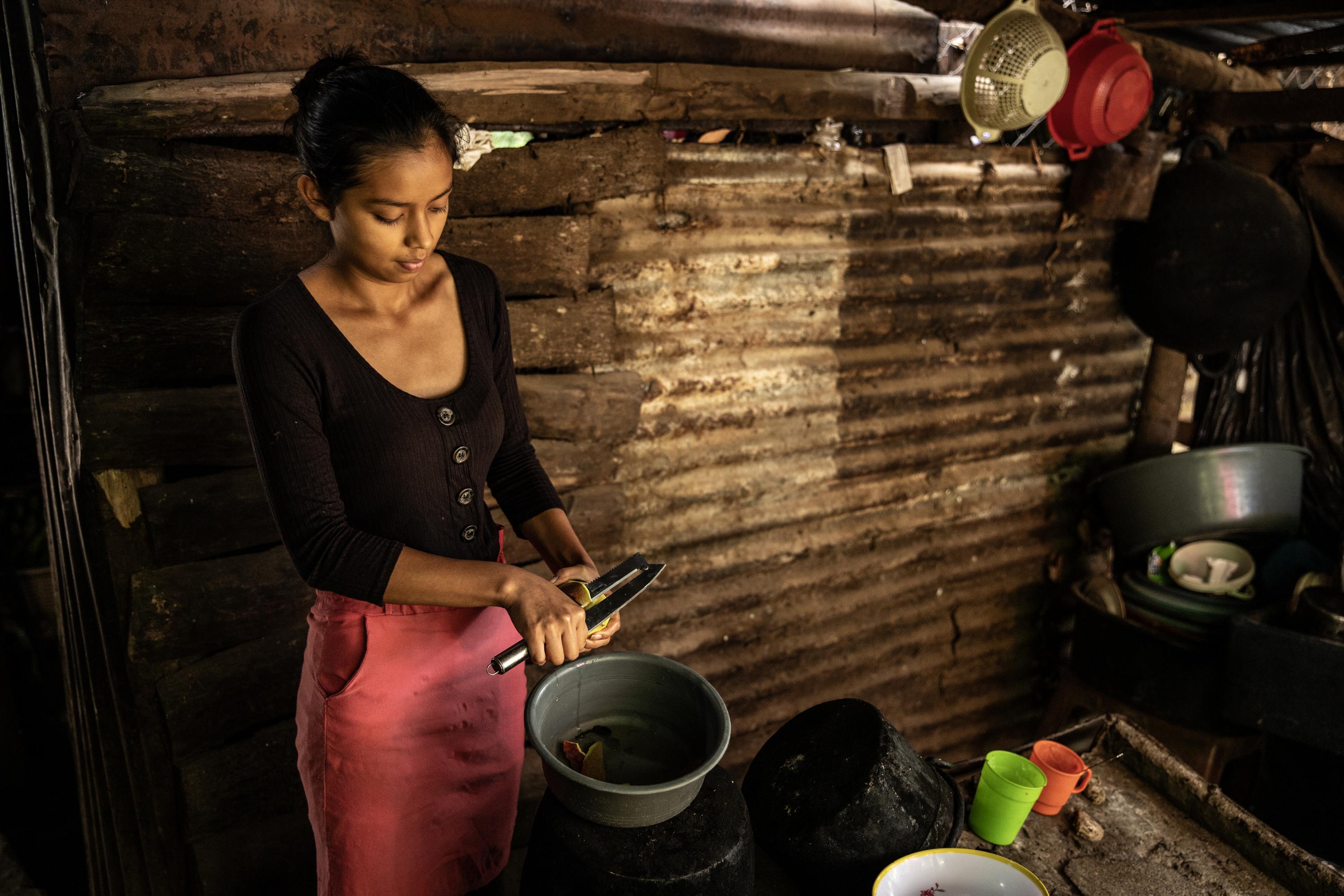 Julissa estudia arquitectura en San Miguel, donde sobrevive con trabajos de medio tiempo, con lo que sus padres logran recolectar de la venta de algunas verduras y hortalizas cosechadas en su huerto y la ayuda de un pariente. Foto de El Faro: Carlos Barrera