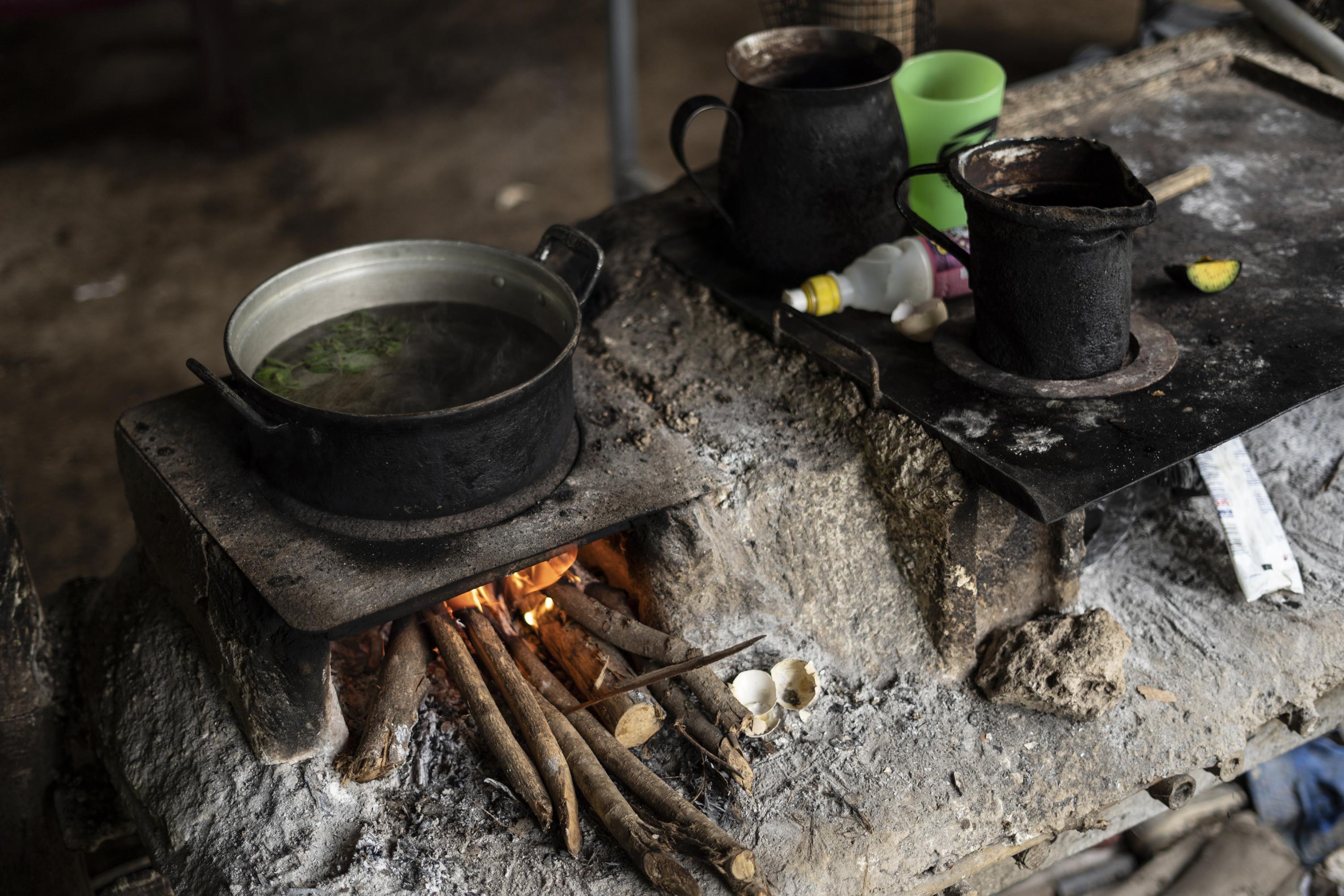 El cilindro de gas dura sólo diez días a la familia numerosa de Ruth. Los otros 20 días cocinan con la leña que recolectan en los cafetales que rodean su casa. En esa cocina sólo hay un tarro de café y un recipiente con frijoles. Foto de El Faro: Víctor Peña. 