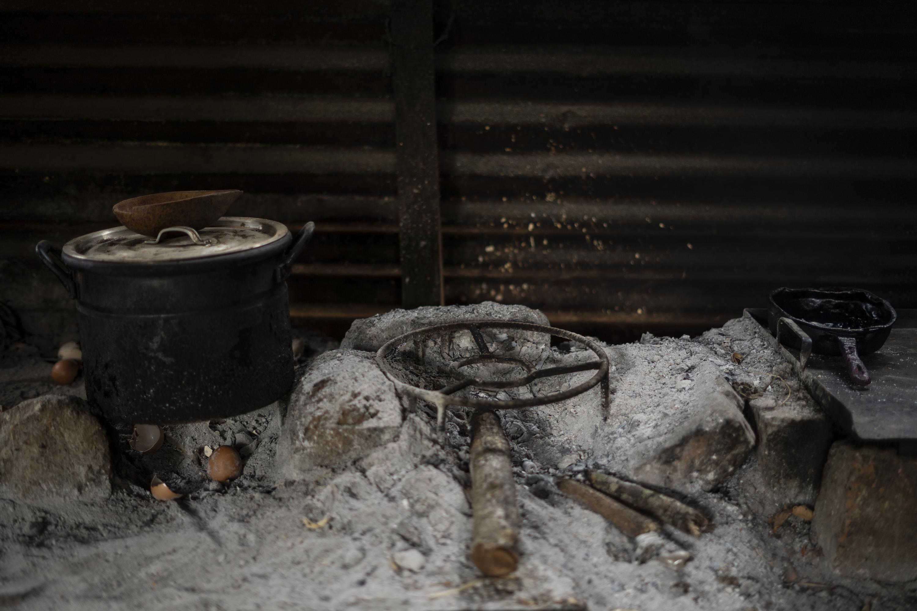 En la cocina de esta familia solo hay una olla con frijoles. Eso comerá Maura y sus cuatro hijos menores de edad. Es para lo que alcanzan los $20 que Maura consigue al mes cuando lava ropa ajena. Foto de El Faro: Víctor Peña.