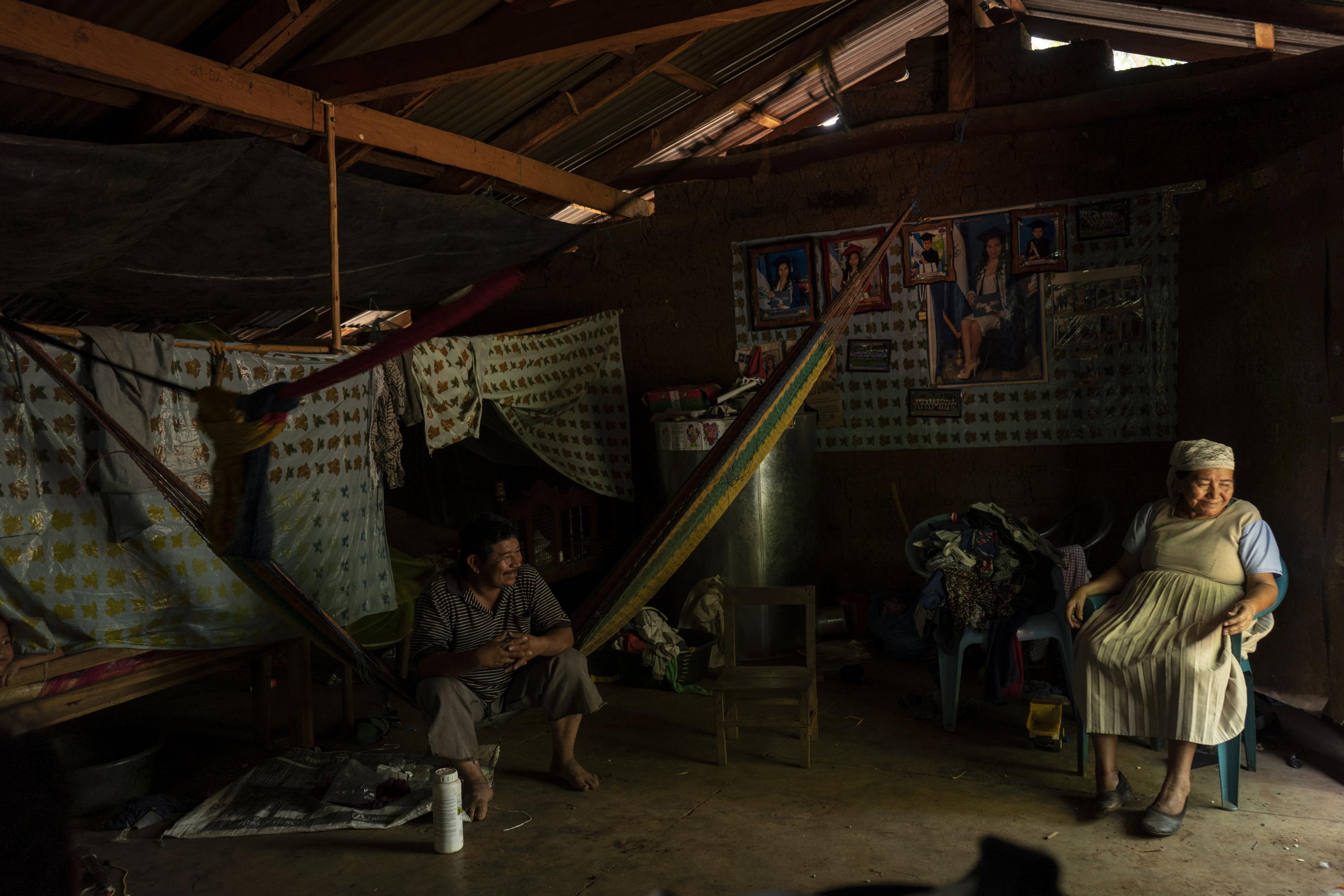 José Ambrosio Hernández, de 46 años, junto a su madre, Agustina Hernández, de 71 años. Ambrosio es padre de siete hijos y es un agricultor que sobrevive de la siembra de maíz y frijol en el cantón Valle Grande, del municipio de San Simón, en el departamento de Morazán. Foto de El Faro: Víctor Peña. 