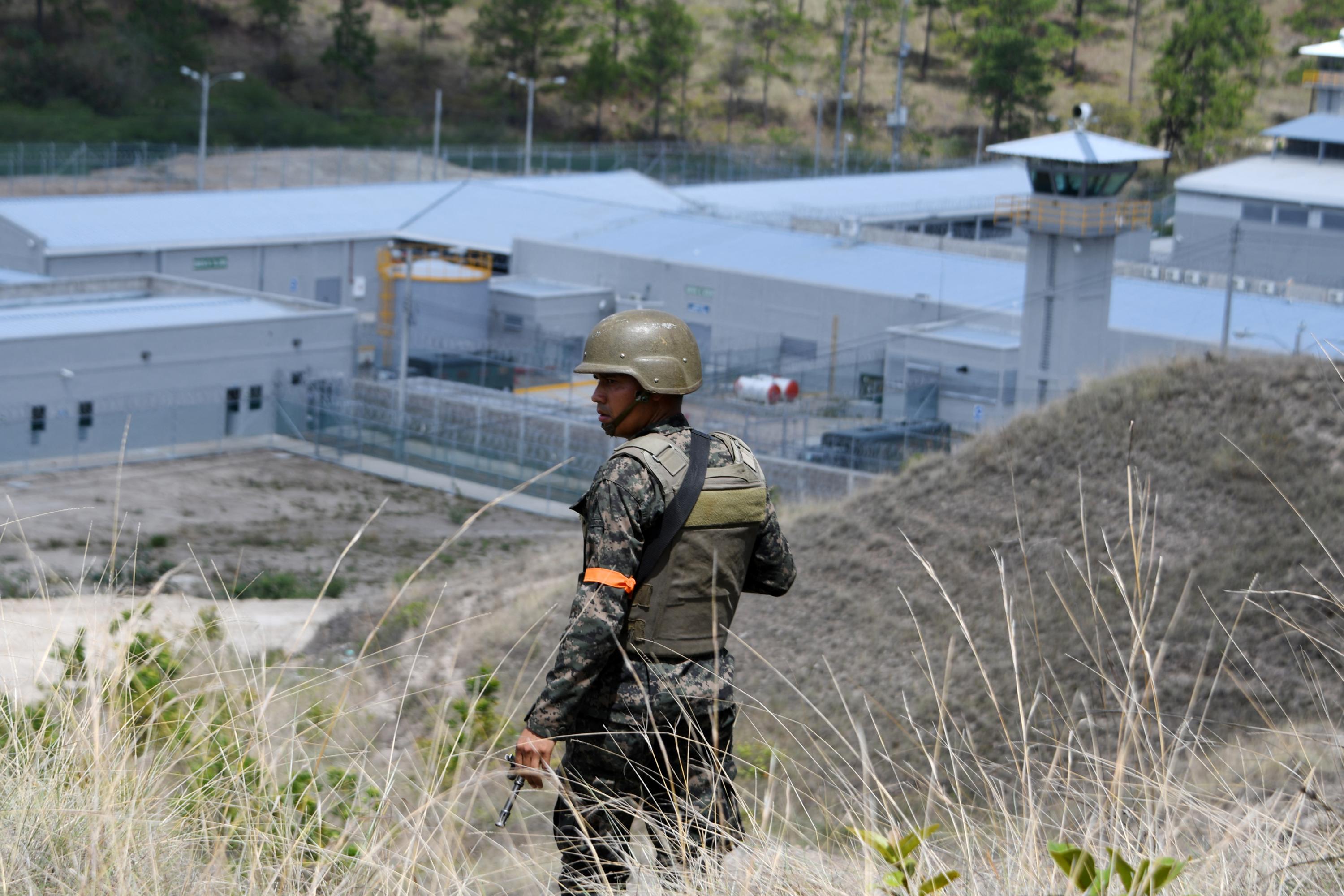 El ejército de Honduras custodia la prisión de mediana seguridad El Pozo II en Moroceli, departamento de El Paraíso, 70 km al este de Tegucigalpa, el 16 de mayo de 2017. Foto de El Faro: Orlando Sierra/AFP.