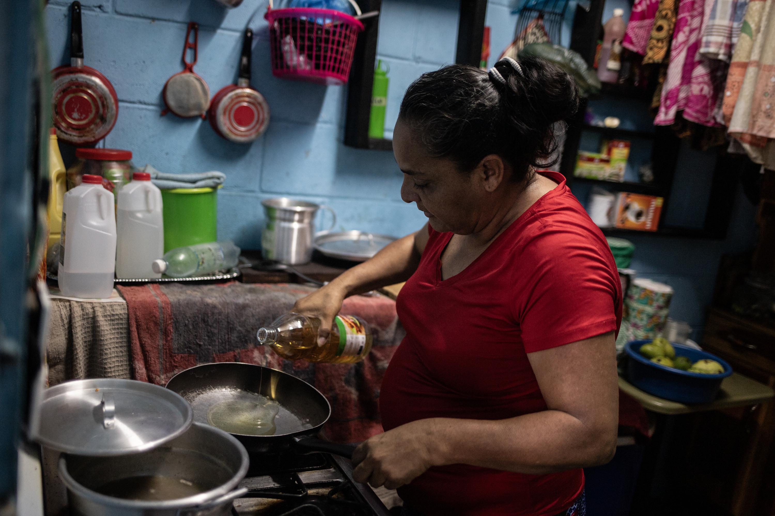 Cecilia Ábrego prepares lunch at home. Most of the time, her menu repeats: rice, tortillas and cheese. When it varies, it’s because she has eggs. Photo Carlos Barrera
