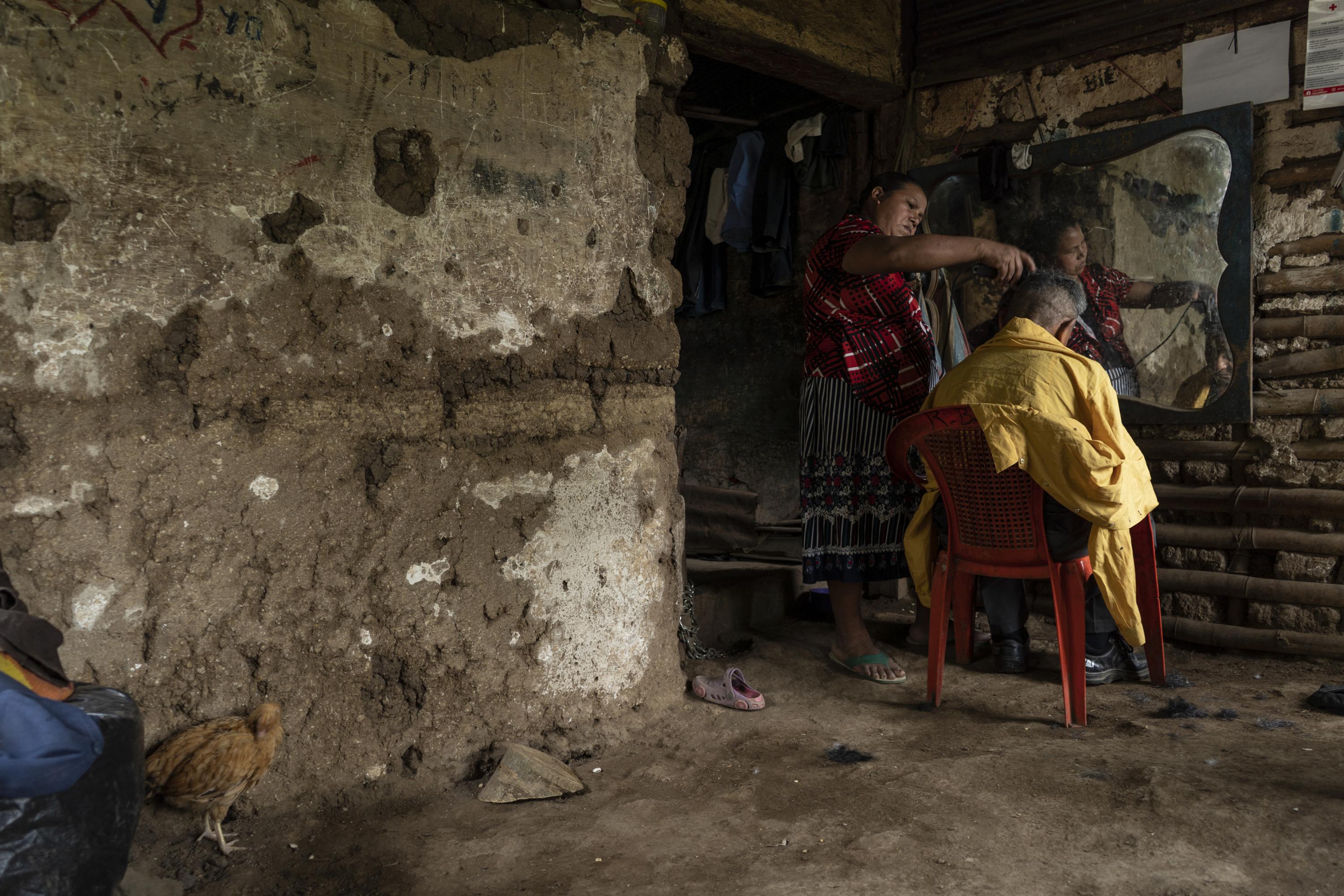 Ruth works as a hairdresser, running the business out of her dirt floor home, built of adobe and bamboo. She charges one dollar per cut, and when she’s lucky, sees about one customer per week. Photo for El Faro: Víctor Peña.