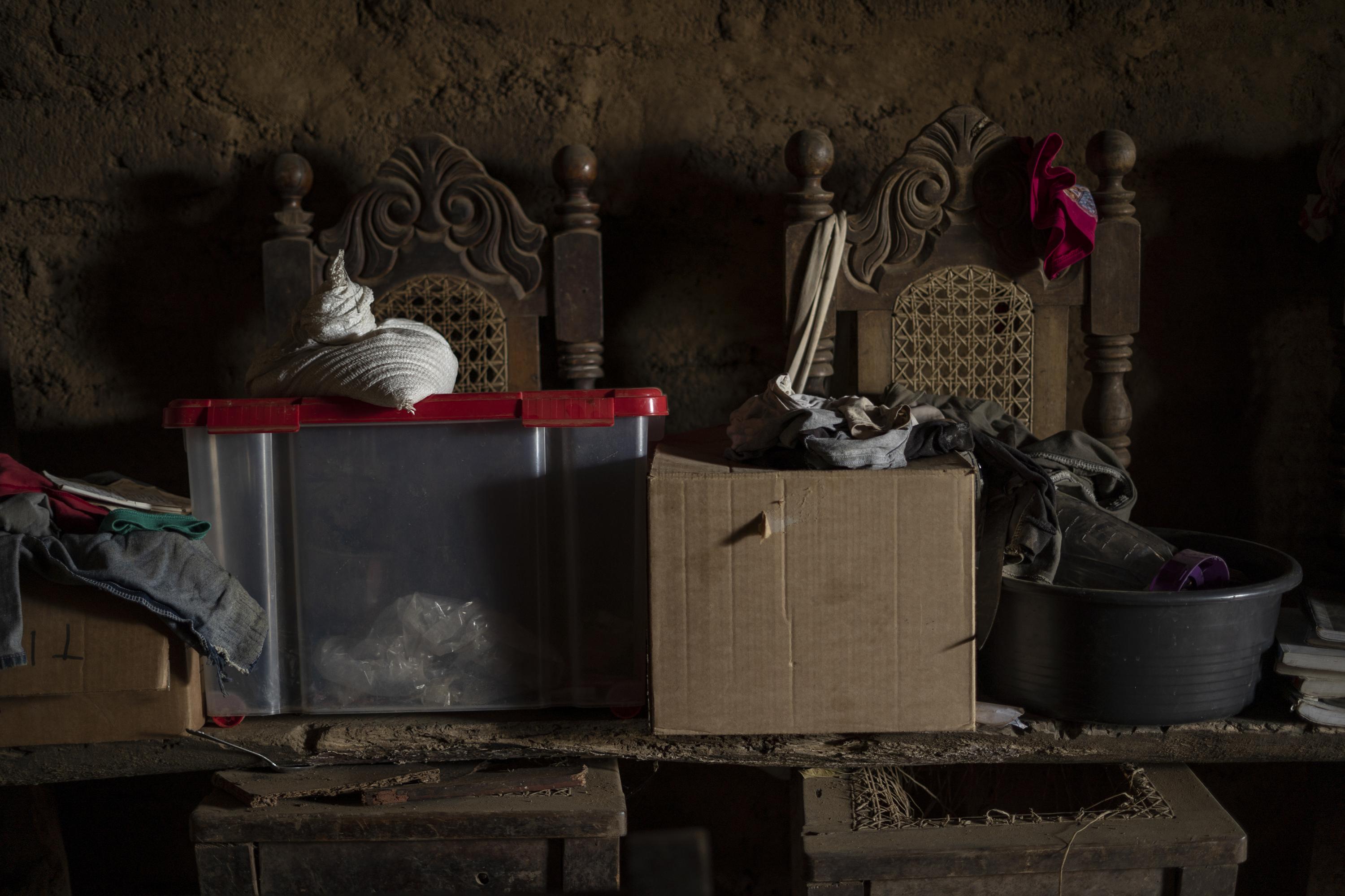In Maura’s pantry are a few cardboard boxes and a plastic container where there are a few bags of instant coffee, a little bit of rice, and a pair of powder broth packets, soap, and sanitary wipes. Photo Víctor Peña