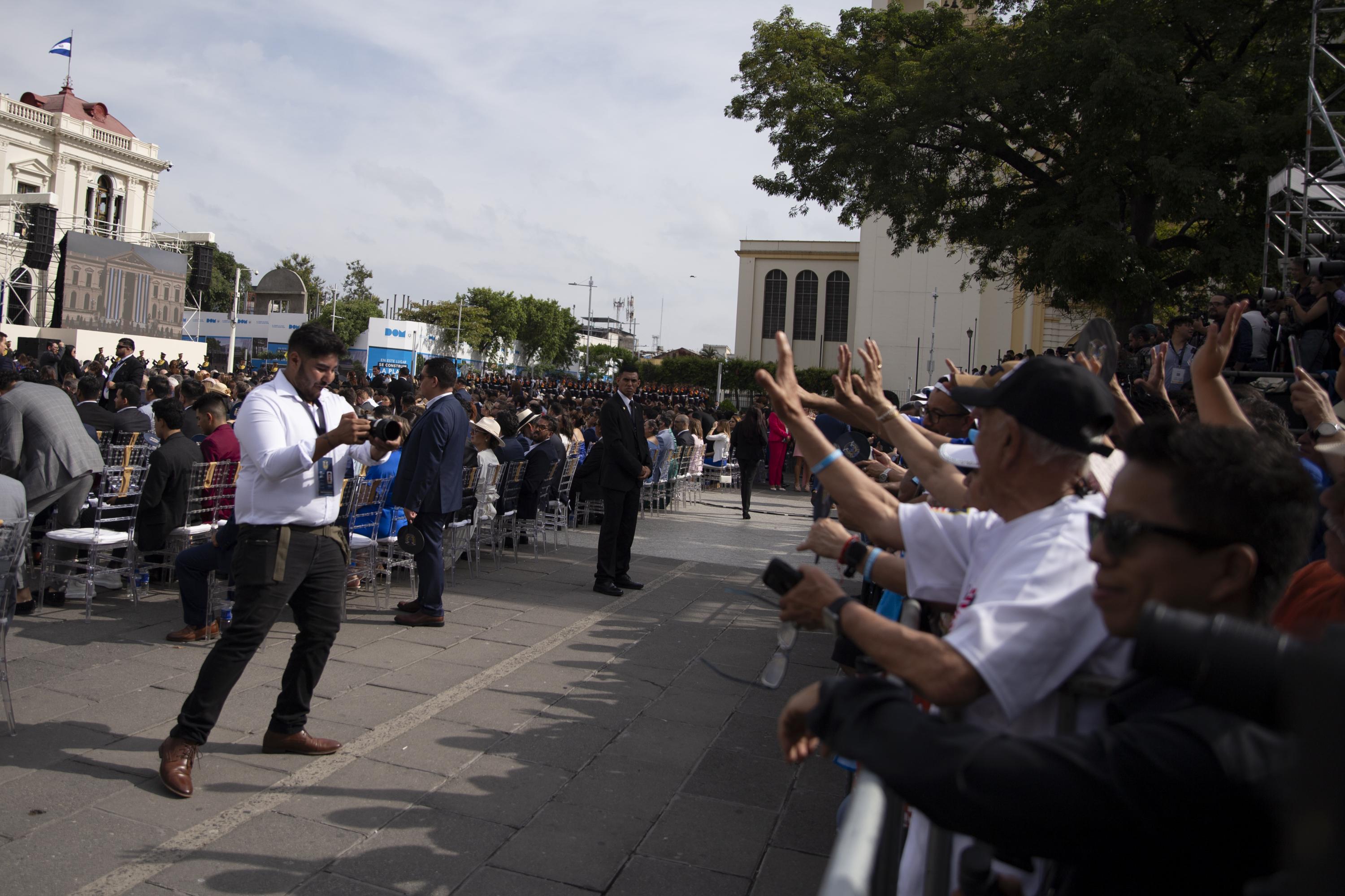 Videógrafos asignados por el Gobierno alentaban a los asistentes para que gritaran el nombre de Bukele. Esta fue una acción recurrente durante el acto de investidura inconstitucional. Foto de El Faro: Víctor Peña. 