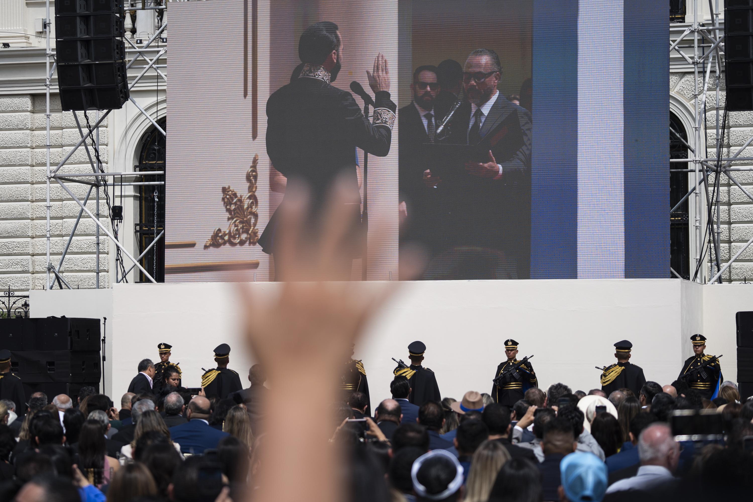 Los asistentes a la plaza Barrios vieron la segunda juramentación de Bukele a través de pantallas gigantes que se instalaron. El acto oficial fue realizado en el interior del Palacio Nacional. Foto de El Faro: Víctor Peña. 