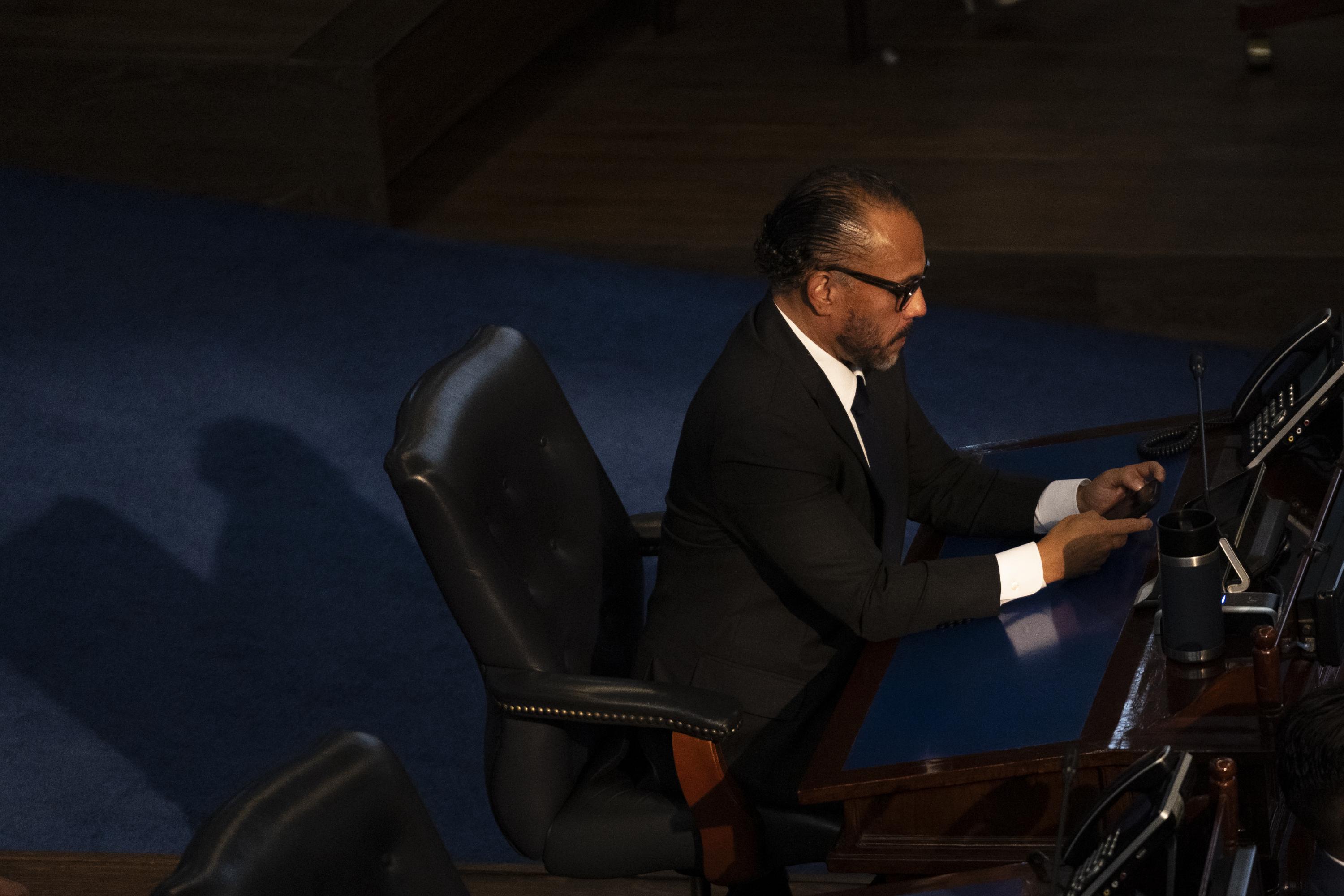 Ernesto Castro durante su nombramiento como presidente de la Asamblea Legislativa por segunda ocasión, el 1 de mayo de 2024. Foto de El Faro: Víctor Peña. 