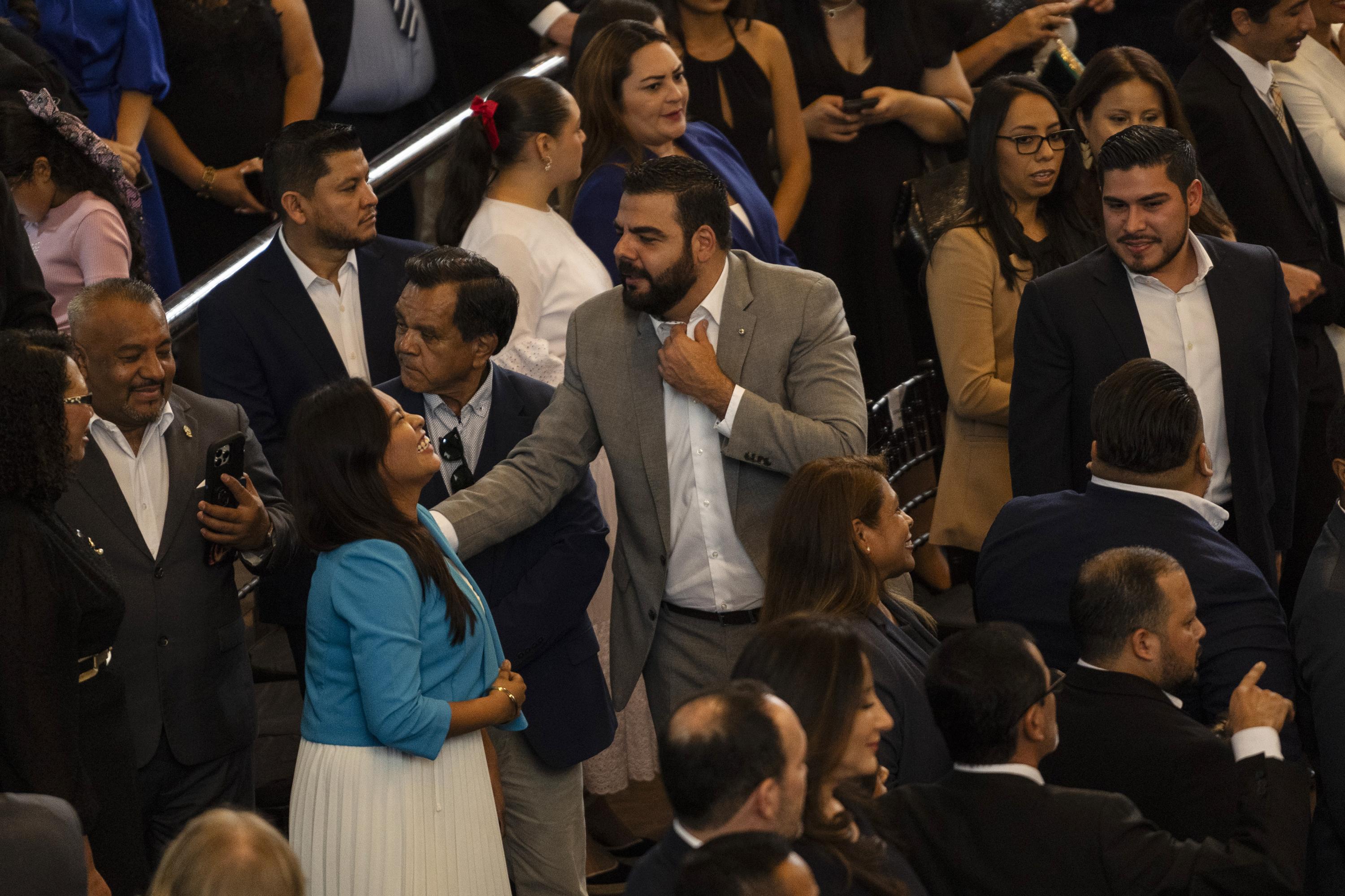 Xavi Zablah, presidente de Nuevas Ideas, saluda a los diputados de la bancada oficialista, durante la toma de posesión, el 1 de mayo de 2024, en el Salón Azul de la Asamblea Legislativa. Foto de El Faro: Víctor Peña. 