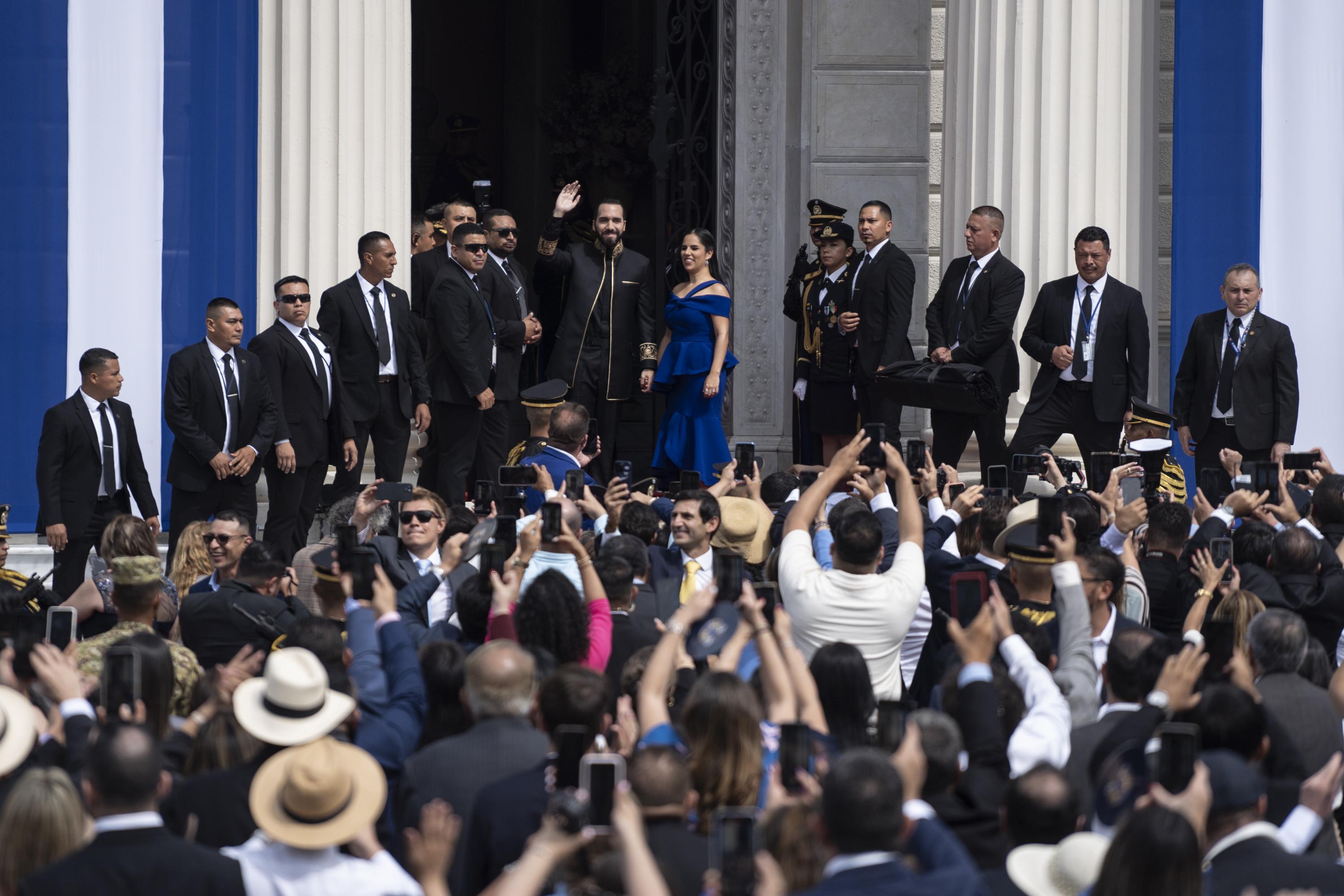 Nayib Bukele fue vitoreado durante su ingreso al Palacio Nacional, la mañana del 1 de junio, cuando tomó posesión violando la Constitución. Foto de El Faro: Víctor Peña.