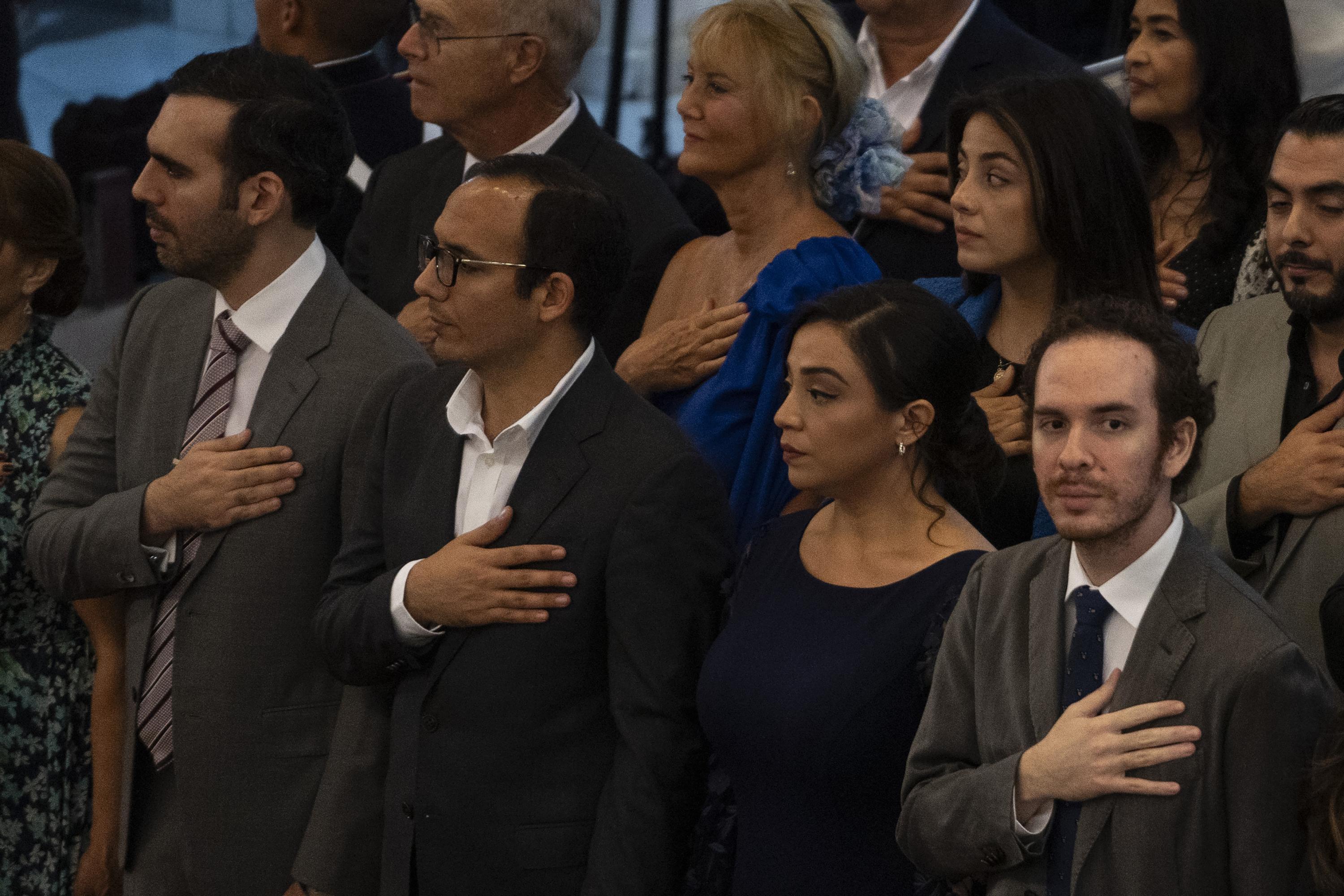 Los hermanos, Karim, Ibrajim y Yusef Bukele, durante el discurso de rendición de cuentas del tercer año de gobierno de Nayib Bukele. Realizado en el Salón Azul de la Asamblea Legislativa, el 1 de junio de 2022. Foto de El Faro: Víctor Peña.