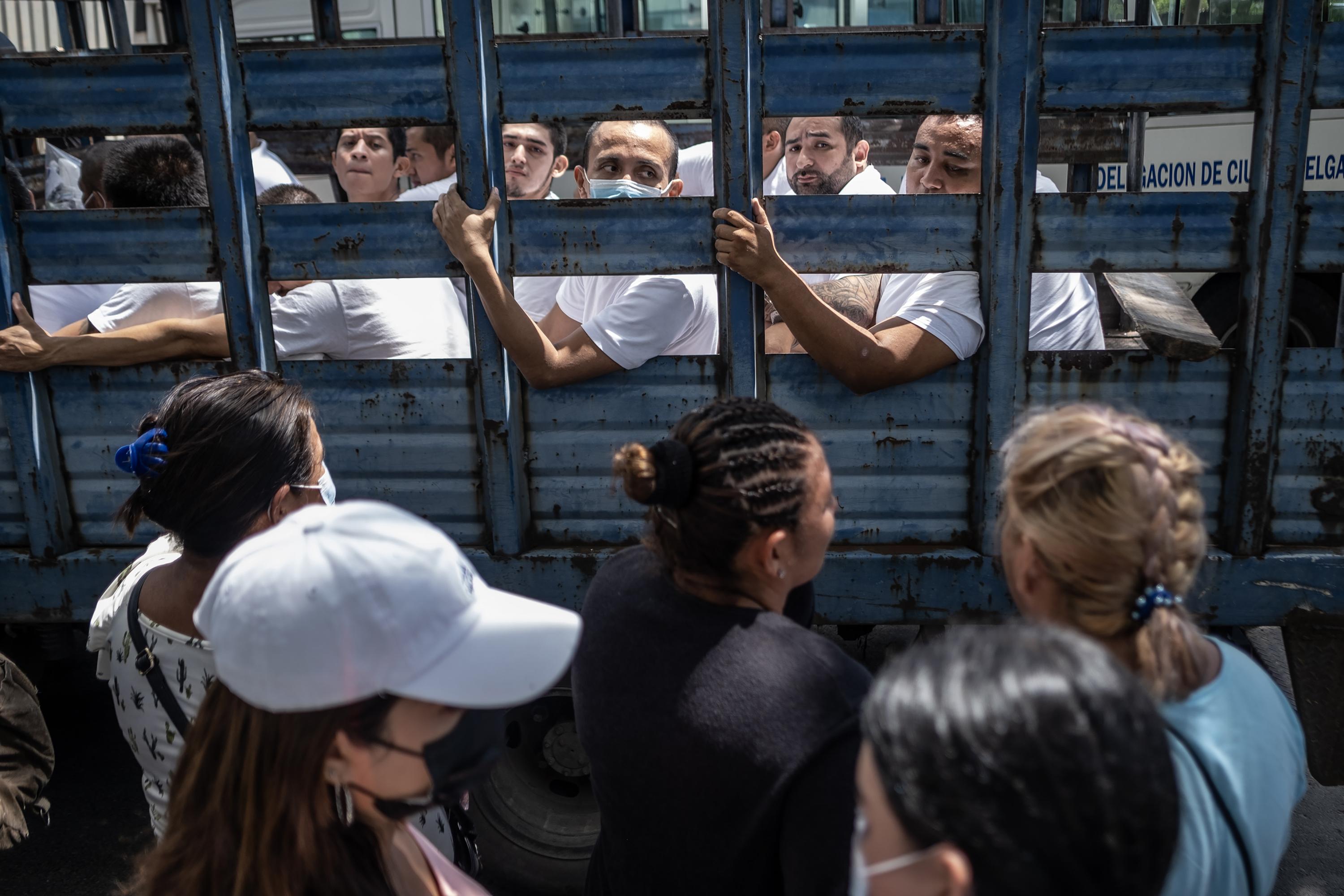 Decenas de personas llegaban en búsqueda de su familiar antes de que un camión con detenidos por el régimen ingresara al centro penal de Ilopango. En muchos de los casos, las personas habían sido detenidas en el interior del país y trasladados hasta San Salvador. Foto de El Faro: Carlos Barrera.