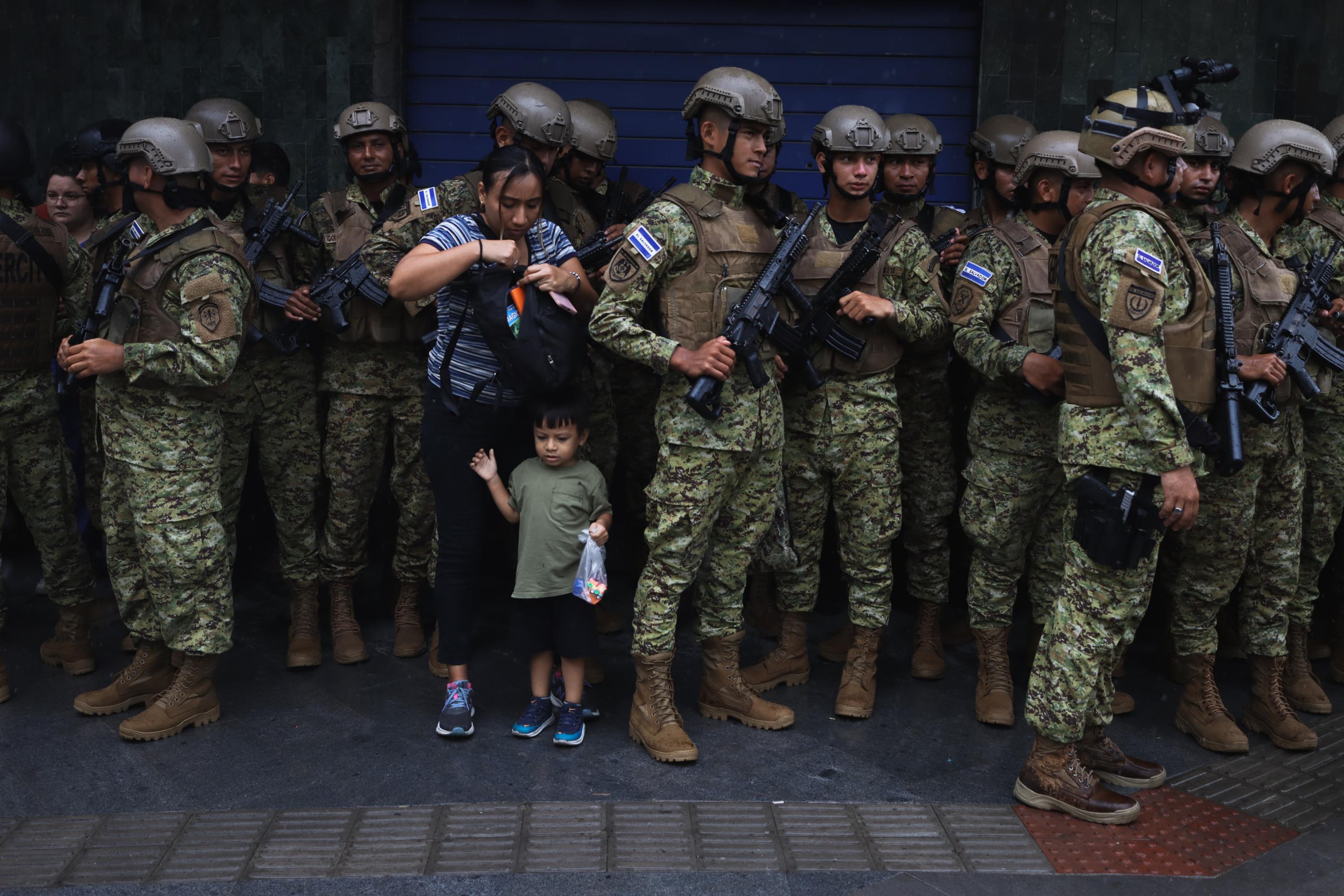 Centenares de militares se reunieron en el Centro Histórico de San Salvador para ensayar el desfile previo a la segunda toma de posesión de Nayib Bukele, que ocurrió el 1 de junio de 2024, pese a la prohibición constitucional de reelegirse. Foto de El Faro: Diego Rosales.