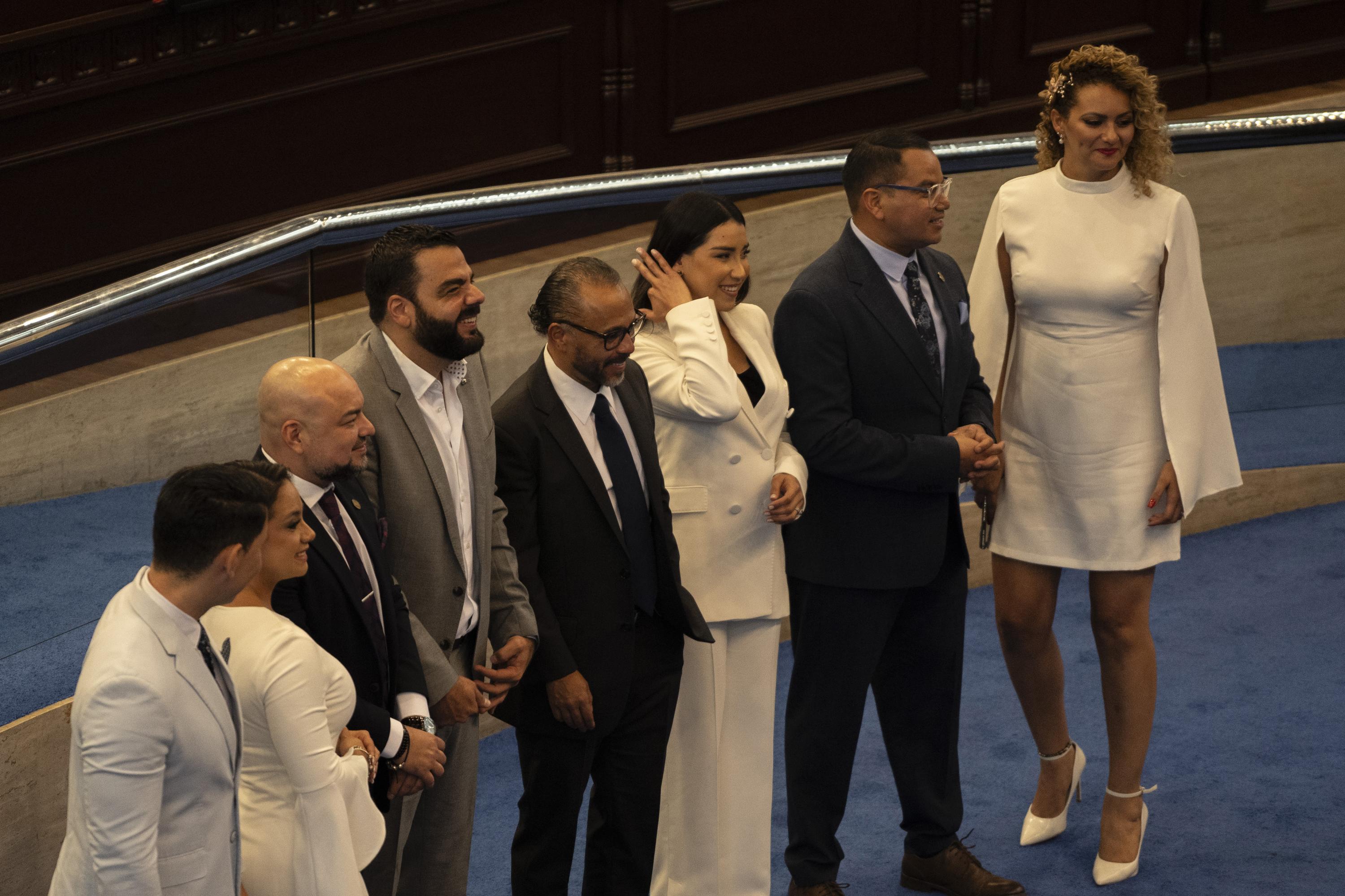 Xavi Zablah (centro, de traje gris), presidente de Nuevas Ideas y primo de Nayib Bukele, y Ernesto Castro (de gafas allado de Zablah), presidente de la Asamblea, junto a diputados oficialistas de la nueva Asamblea Legislativa que tomó posesión el 1 de mayo de 2024. Foto de El Faro: Víctor Peña.