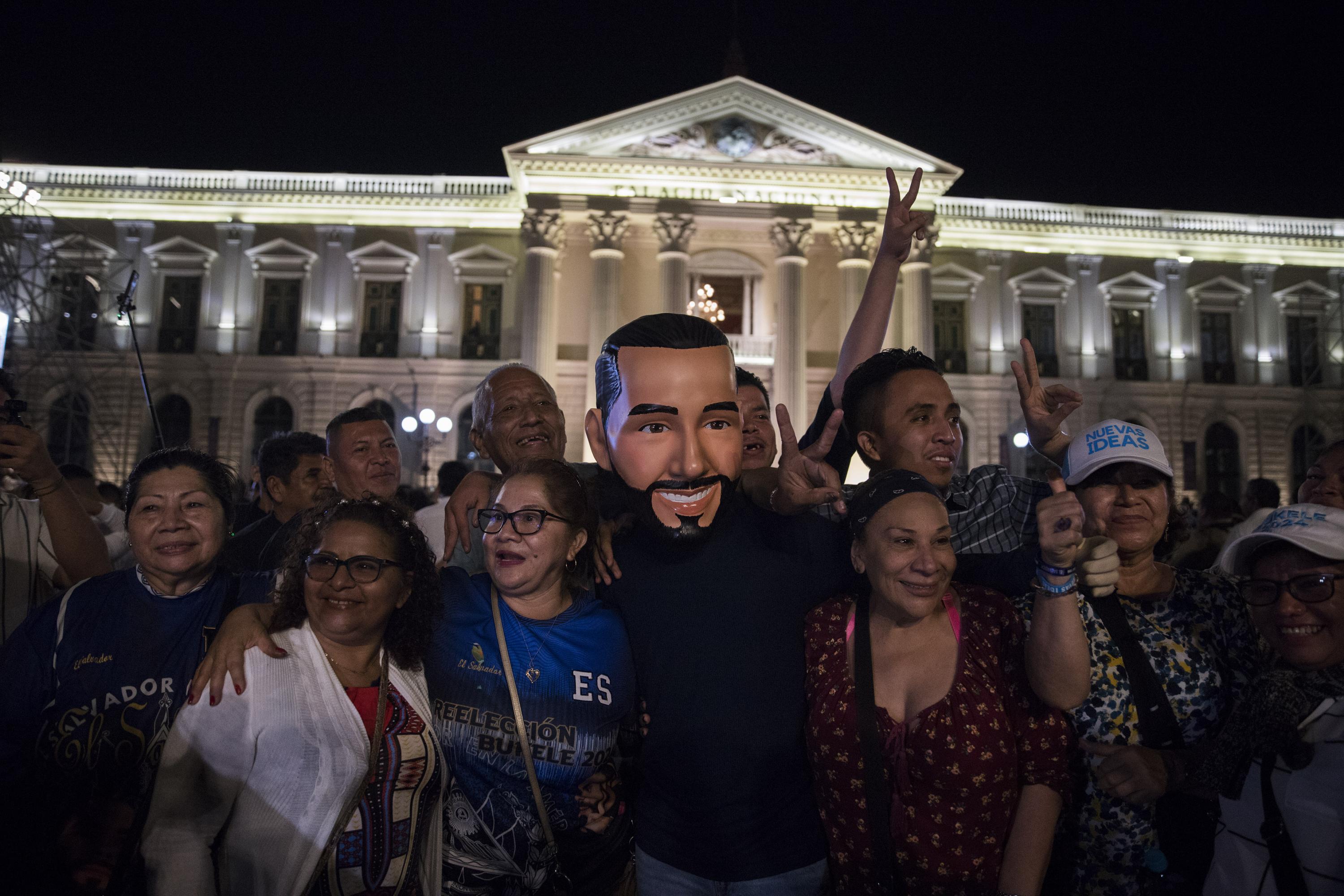 Minutos antes de las 7:00 pm del 4 de febrero de 2024, Nayib Bukele anunció el gane electoral e invitó a la población a hacerse presente a las 9:00 pm a la Plaza Barrios, frente al Palacio Nacional. Foto de El Faro: Carlos Barrera.