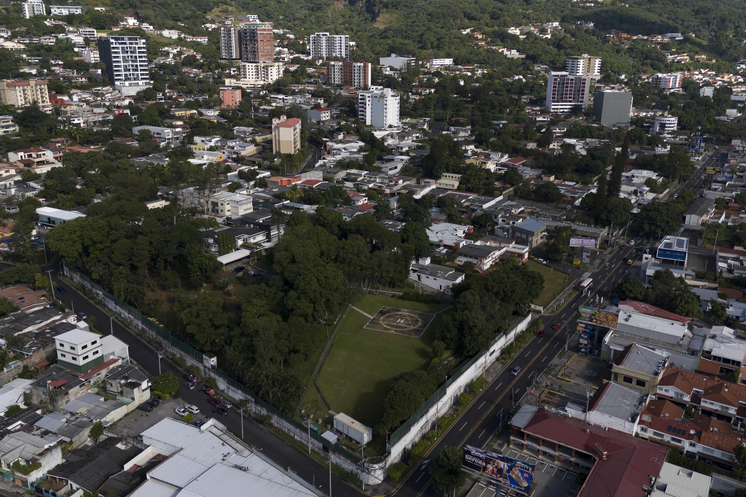 Antigua residencia presidencial, ubicada en la colonia Escalón, en San Salvador. En 2020, el presidente Nayib Bukele anunció que esas instalaciones serían utilizadas para alojar a médicos y enfermeras que trabajaban en primera línea durante la pandemia de Covid-19. Foto de El Faro: Víctor Peña.