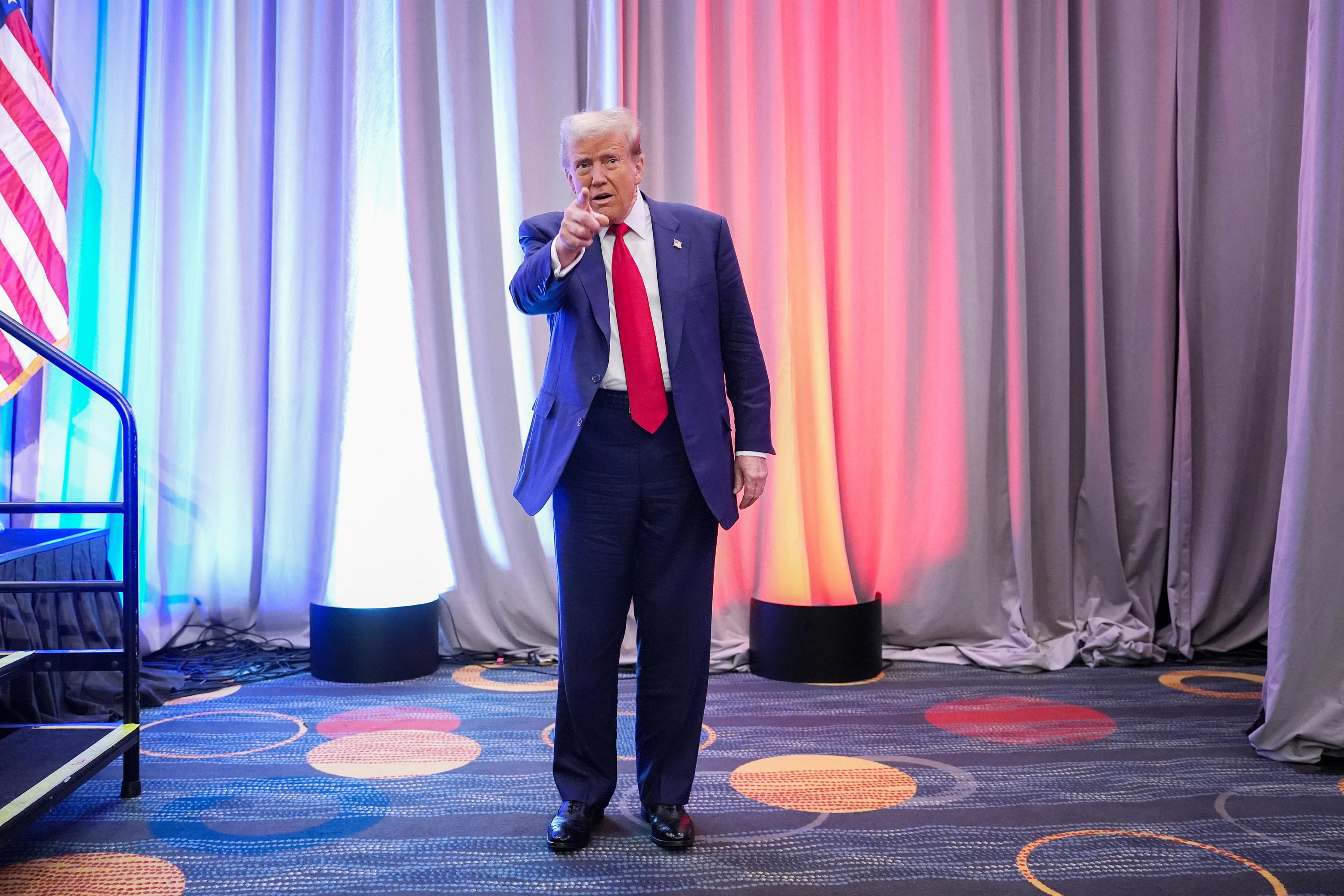 El presidente electo de Estados Unidos, Donald Trump, llega a una reunión de la Conferencia de los Republicanos de la Cámara de Representantes, en el Hyatt Regency en Capitol Hill, el 13 de noviembre de 2024 en Washington, DC., previo a su encuentro con el presidente Joe Biden, en la Casa Blanca. Foto de El Faro: Andrew Harnik/ AFP. 