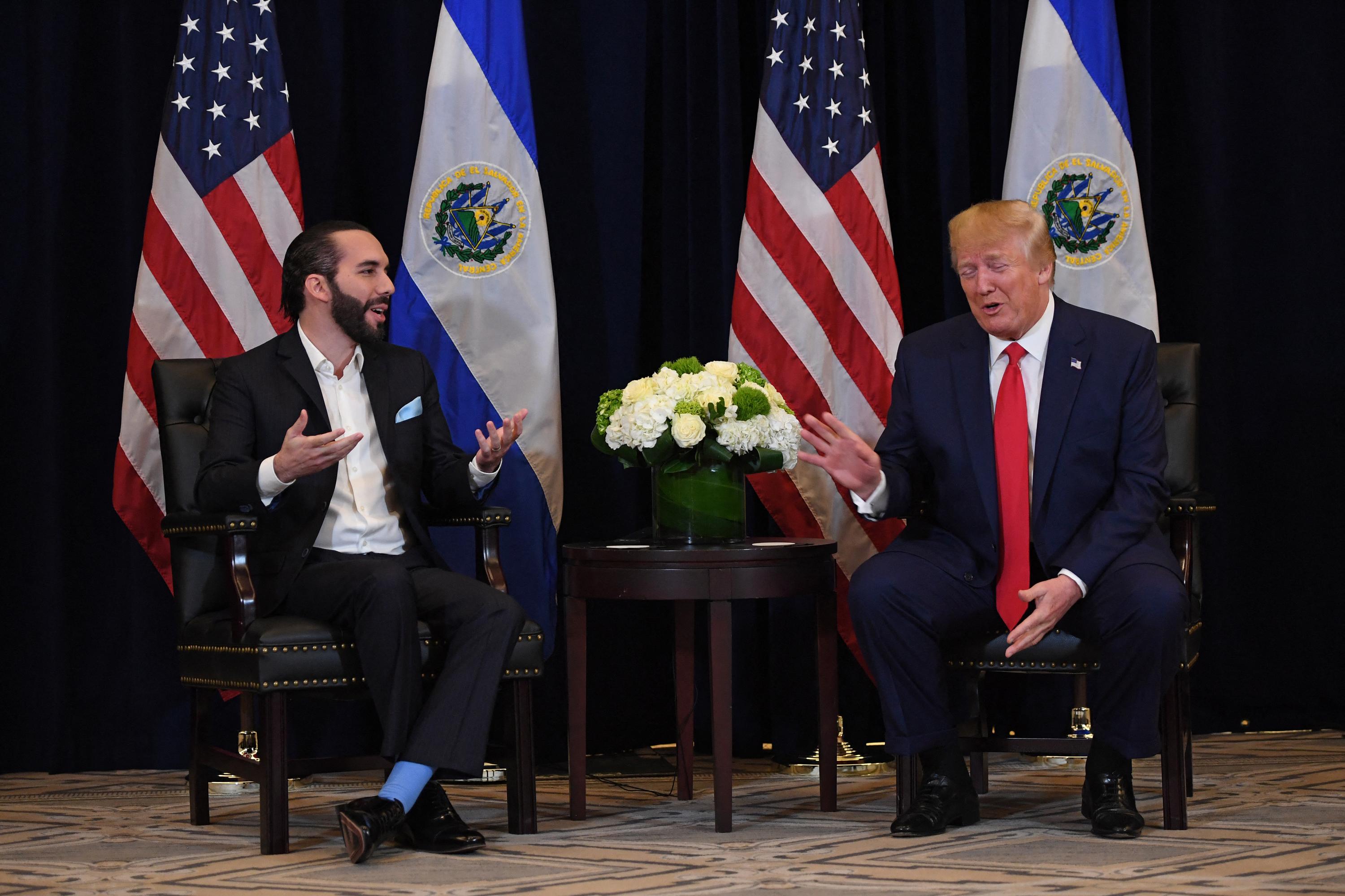 El presidente estadounidense Donald Trump y el presidente Nayib Bukele, se reúnen en Nueva York, el 25 de septiembre de 2019, al margen de la Asamblea General de las Naciones Unidas. Foto de El Faro: Saul Loeb/ AFP.