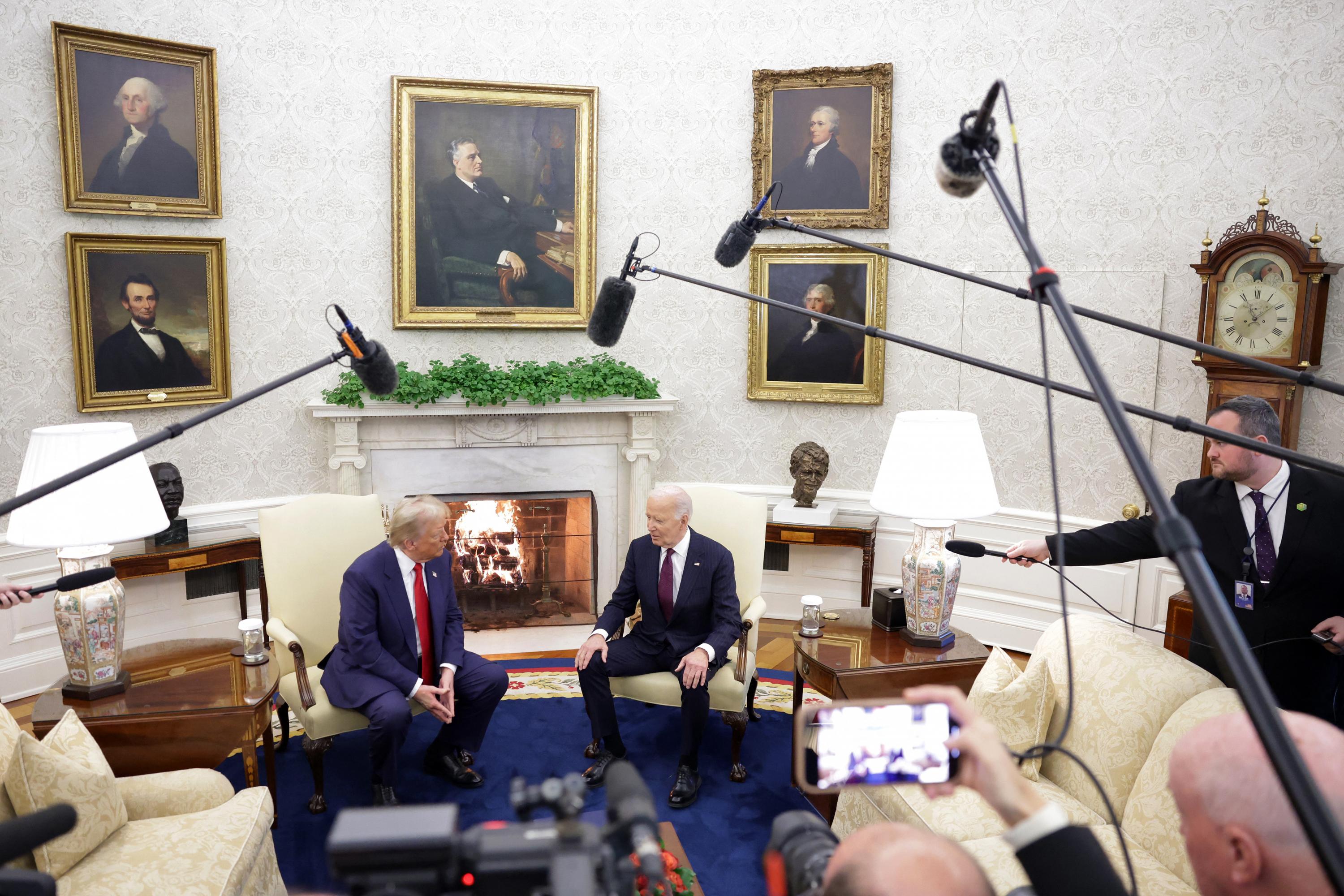 Joe Biden, presidente de Estados Unidos,  se reúne con Donald Trump, presidente electo,  en la Oficina Oval de la Casa Blanca, el 13 de noviembre de 2024, en Washington, DC. El presidente Biden continuó la tradición de invitar al presidente recién electo a reunirse en la Casa Blanca. Foto de El Faro: Alex Wong/ AFP.