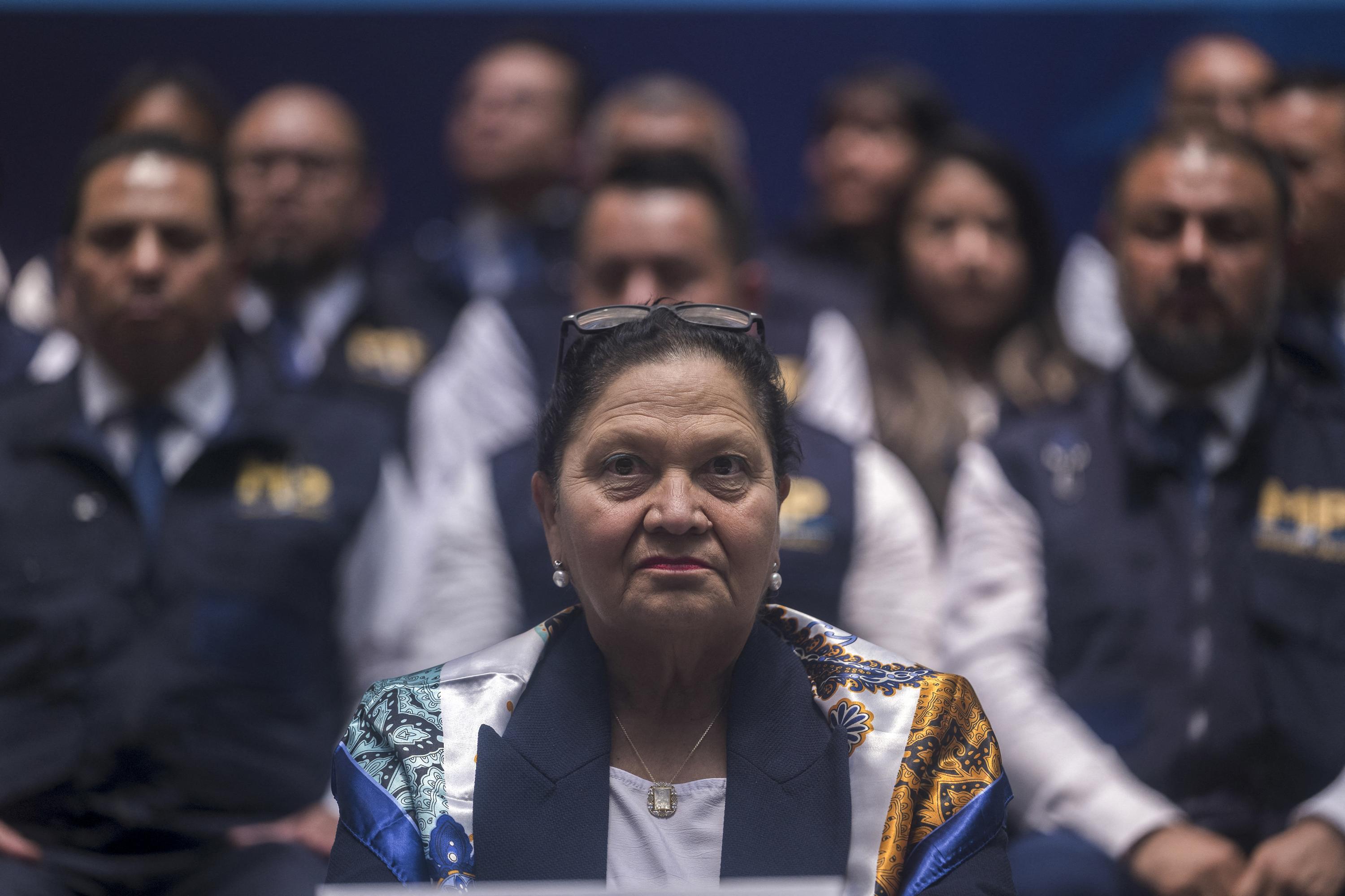 La Fiscal General de Guatemala, Consuelo Porras, asiste a una conferencia de prensa en el edificio de la Fiscalía en la Ciudad de Guatemala, el 7 de mayo de 2024. El presidente de Guatemala, Bernardo Arévalo, se dirigió al Congreso el 6 de mayo para presentar reformas legales que permitirían la destitución de la Fiscal General Consuelo Porras, a quien acusa de conspirar para derrocarlo. Porras, quien está bajo sanciones de Estados Unidos y la UE por corrupción, fue designada por Alejandro Giammattei y lideró los esfuerzos para anular la victoria electoral de Arévalo. Foto de El Faro: Edwin Bercián.