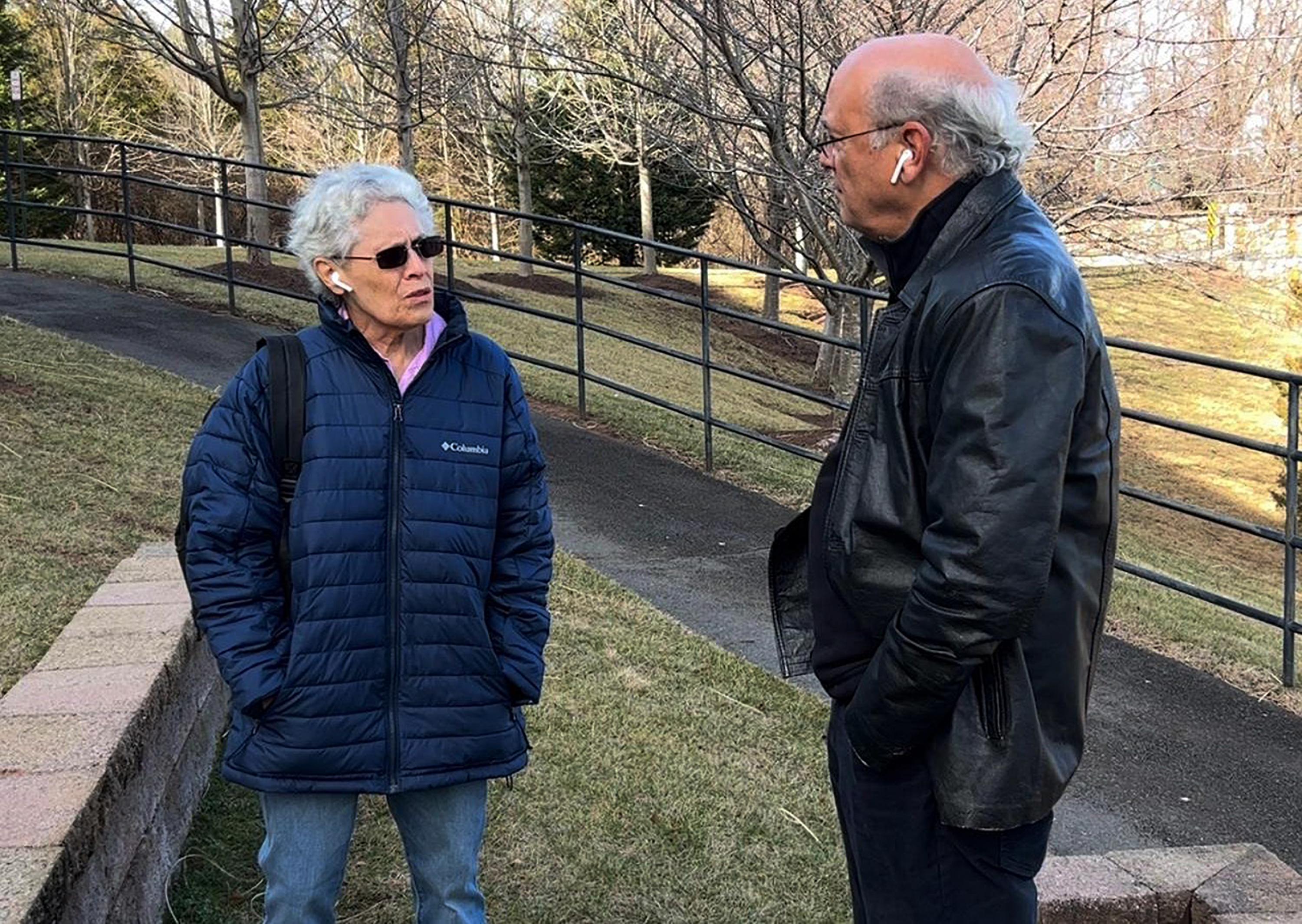 Dora María Téllez y el periodista Carlos Fernando Chamorro a las afueras de Washington, en Estados Unidos, poco después de que el régimen de Daniel Ortega liberara a 222 presos políticos y los desterara. Días después también Chamorro, que lleva cuatro años en el exilio, fue desterrado. Foto de El Faro.