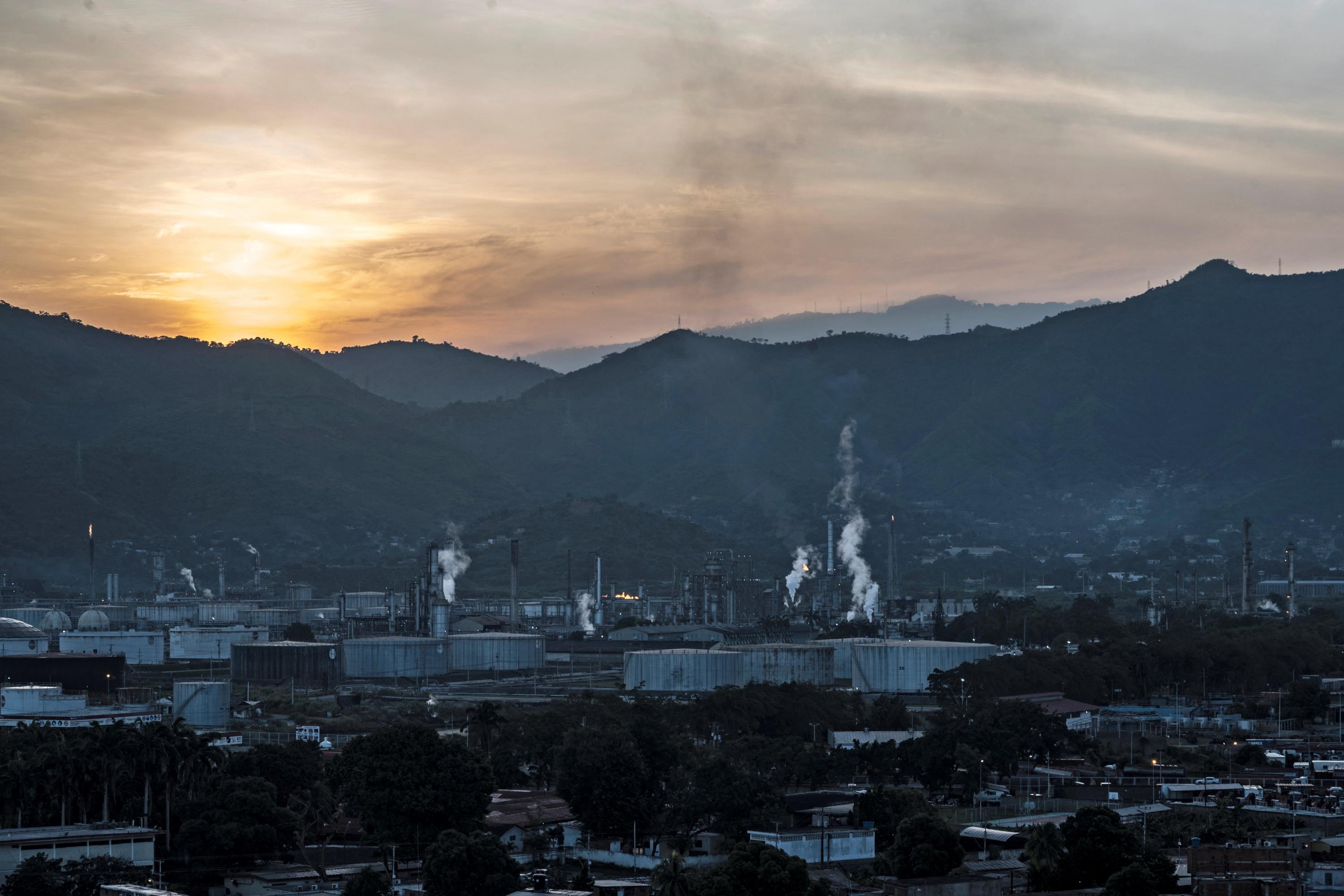 Vista aérea de una planta refinadora de Petróleos de Venezuela (PDVSA) en Puerto La Cruz, estado de Anzoátegui, Venezuela, el 4 de noviembre de 2021. Entre fugas, tuberías oxidadas, piezas de equipo rotas y escaleras que no conducen a ninguna parte, el antiguo campo petrolero de Maracaibo es una metáfora de la alguna vez floreciente industria petrolera venezolana. Foto de El Faro: Yuri Cortez/AFP.