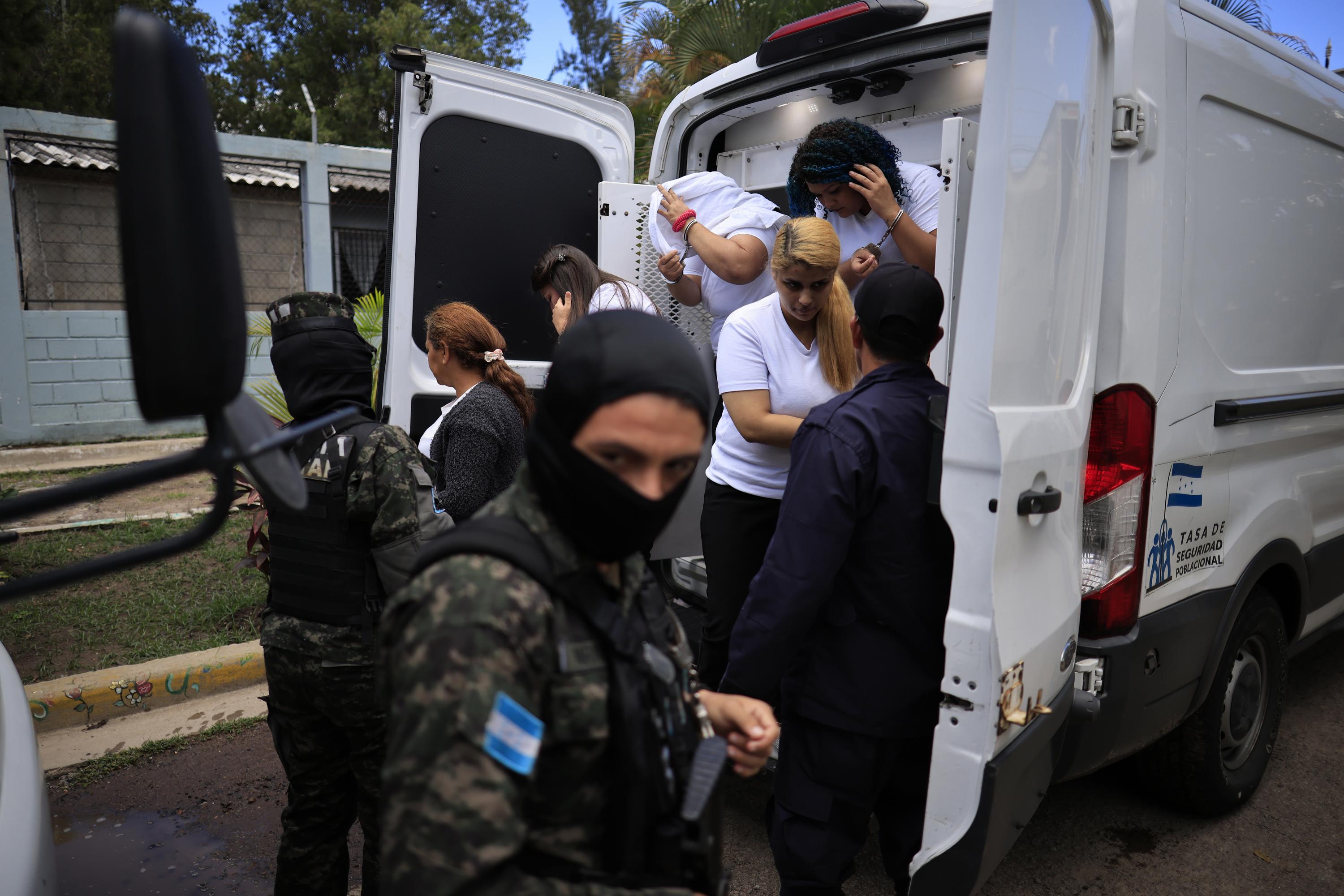 Custodios trasladan a reclusas de la Penitenciaría Nacional Femenina de Adaptación Social (PNFAS) de Honduras, donde fueron asesinadas 46 privadas de libertad en junio de 2023. Foto de El Faro: ContraCorriente.