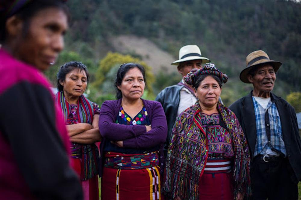 Habitantes de la aldea Cocop, en el municipio de Nebaj, Quiché, durante una reunión comunitaria sobre los procesos judiciales por las masacres de 1981 en la región Ixil. El Quiché fue una de las provincias más golpeadas durante el conflicto armado guatemalteco. Foto de El Faro: Víctor Peña.