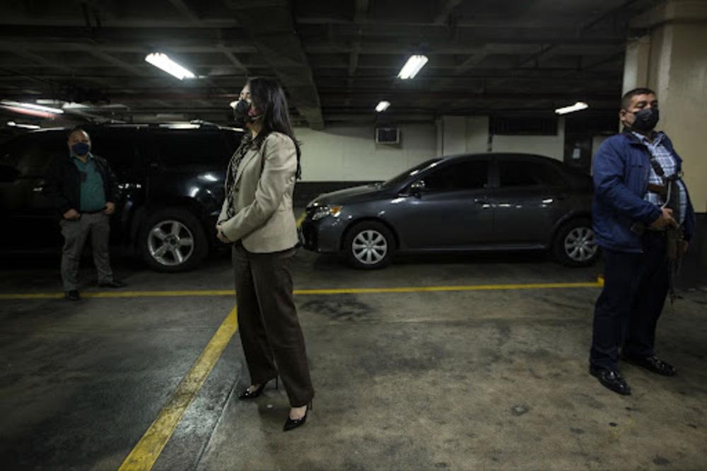 Erika Aifán, jueza de Mayor Riesgo de Guatemala, es custodiada por su equipo de seguridad en el sótano de la Torre de Tribunales el 16 de febrero de 2022. Aifán renunció a su cargo en marzo se exilió a Estados Unidos tras una fuerte persecución legal y amenazas de grupos corruptos de poder. Foto de El Faro: Víctor Peña