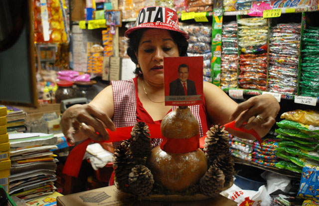 Guadalupe de Girón arregla el tecomate. Foto Mauro Arias
