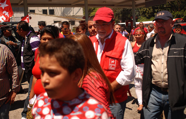 Rafael Benavides, a la derecha entre la comitiva del 7 de marzo en el centro de San Salvador. Foto Mauro Arias