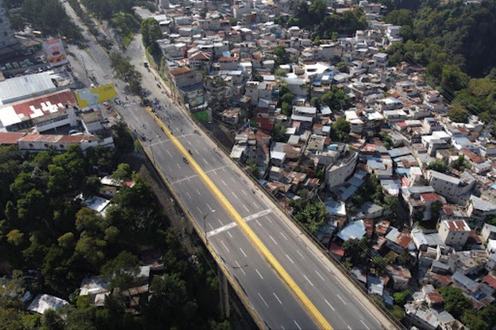 Manifestantes bloquean el puente El Incienso, sobre el Anillo Periférico de la Ciudad de Guatemala el 9 de octubre de 2023 para exigir la renuncia de la fiscal general Consuelo Porras. Foto de El Faro: Johan Ordóñez/ AFP.