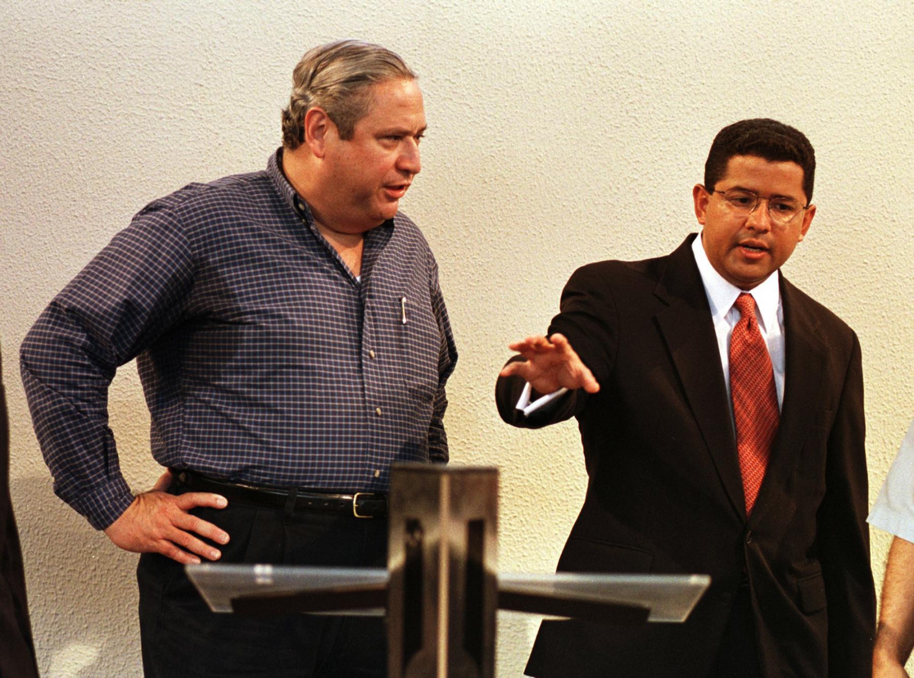 El presidente Armando Calderón Sol (1994-1999) escucha al presidente electo Francisco Flores, el 29 de mayo de 1999, durante un ensayo de la ceremonia de traspaso de mando presidencial. / Foto AFP: Yuri Cortez.