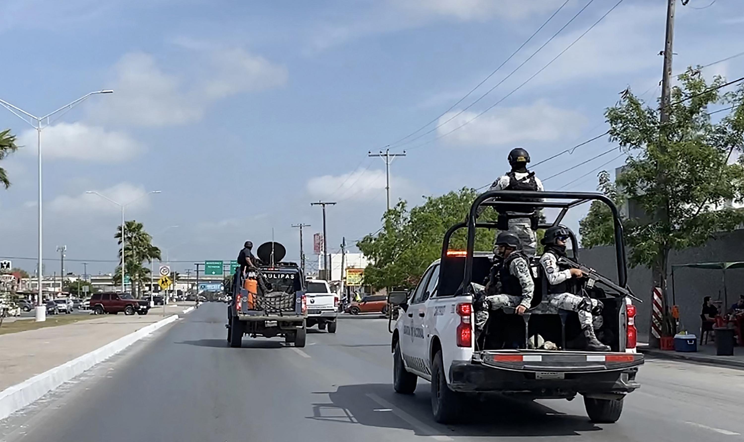 La Guardia Nacional mexicana y vehículos militares participan en una operación para repatriar a dos de los cuatro ciudadanos estadounidenses secuestrados en Matamoros, estado de Tamaulipas, México, el 7 de marzo de 2023. Los otros dos fueron encontrados muertos. Foto de El Faro: AFP.