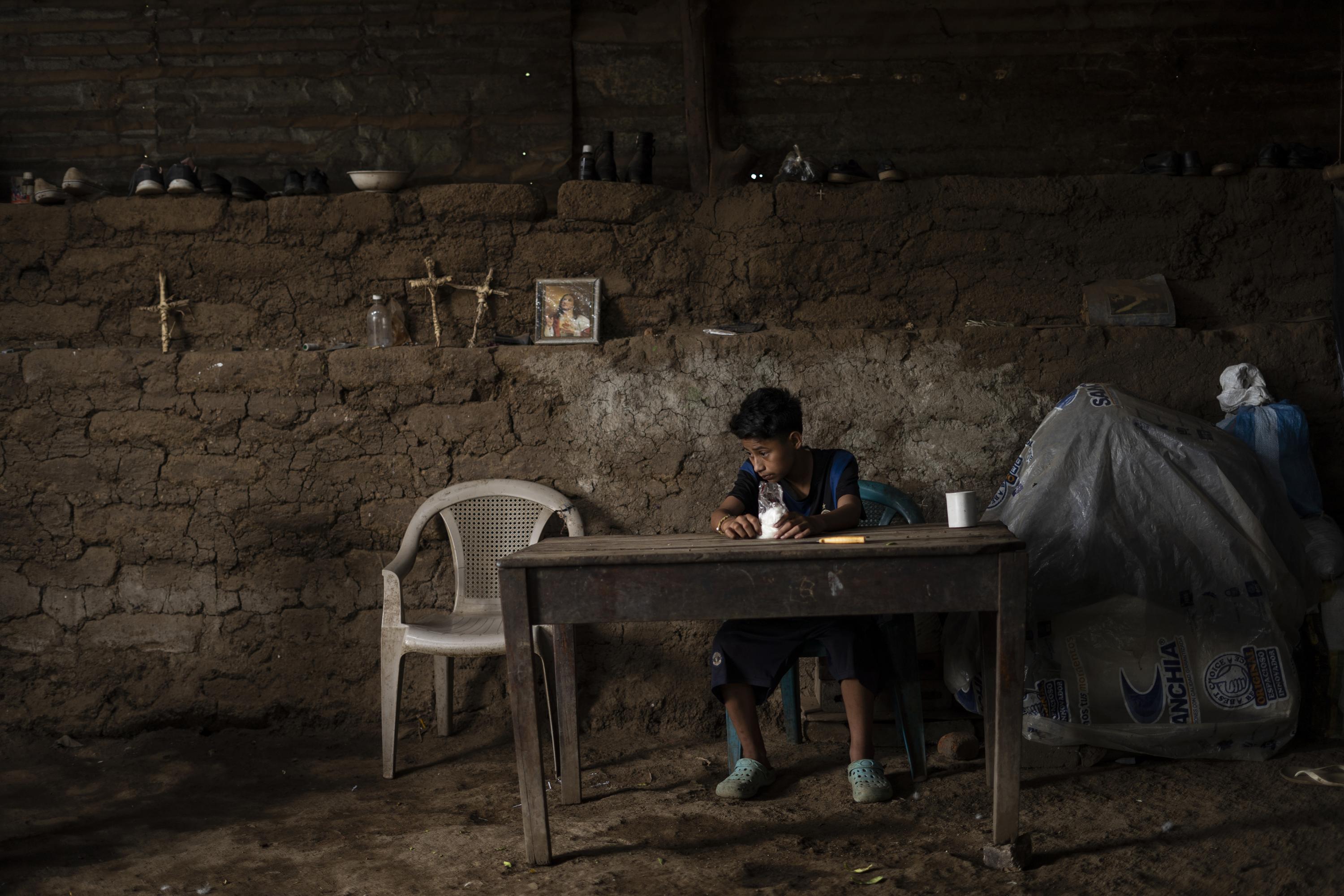 El 2 de mayo de 2023, Ronald, de 13 años e hijo de Celia, tiene vómitos, calentura y dolor de cabeza desde hace tres días, sin acceso a consulta médica. La única prevención fue no asistir a la escuela durante una semana. Foto de El Faro: Víctor Peña. 