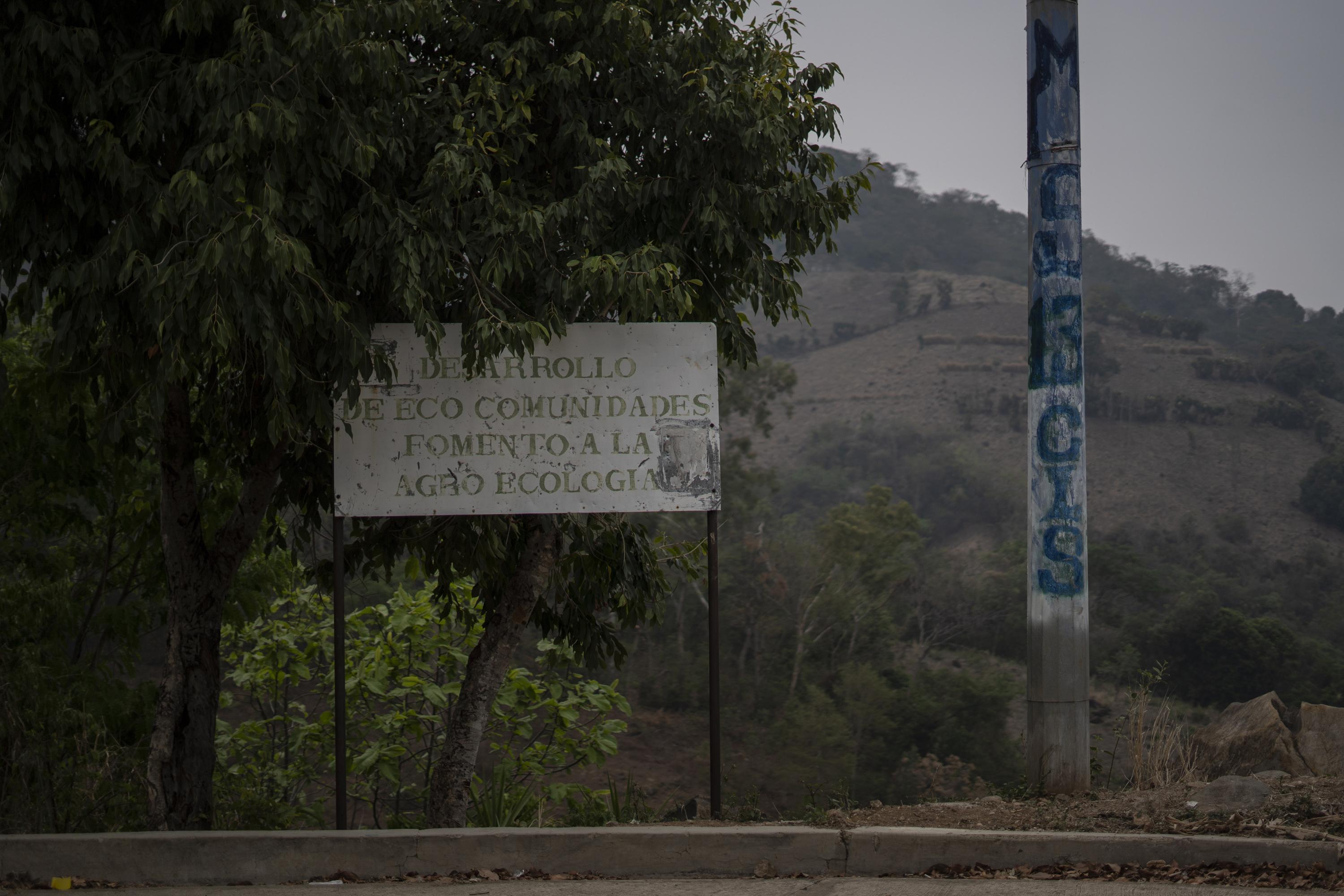 El control que mantuvo la MS-13 en el cantón El Jícaro es evidente por todo el trayecto desde el municipio de Tacuba. Este era un escenario de múltiples asesinatos y enfrentamientos entre pandilleros y la Policía. Foto de El Faro: Víctor Peña. 