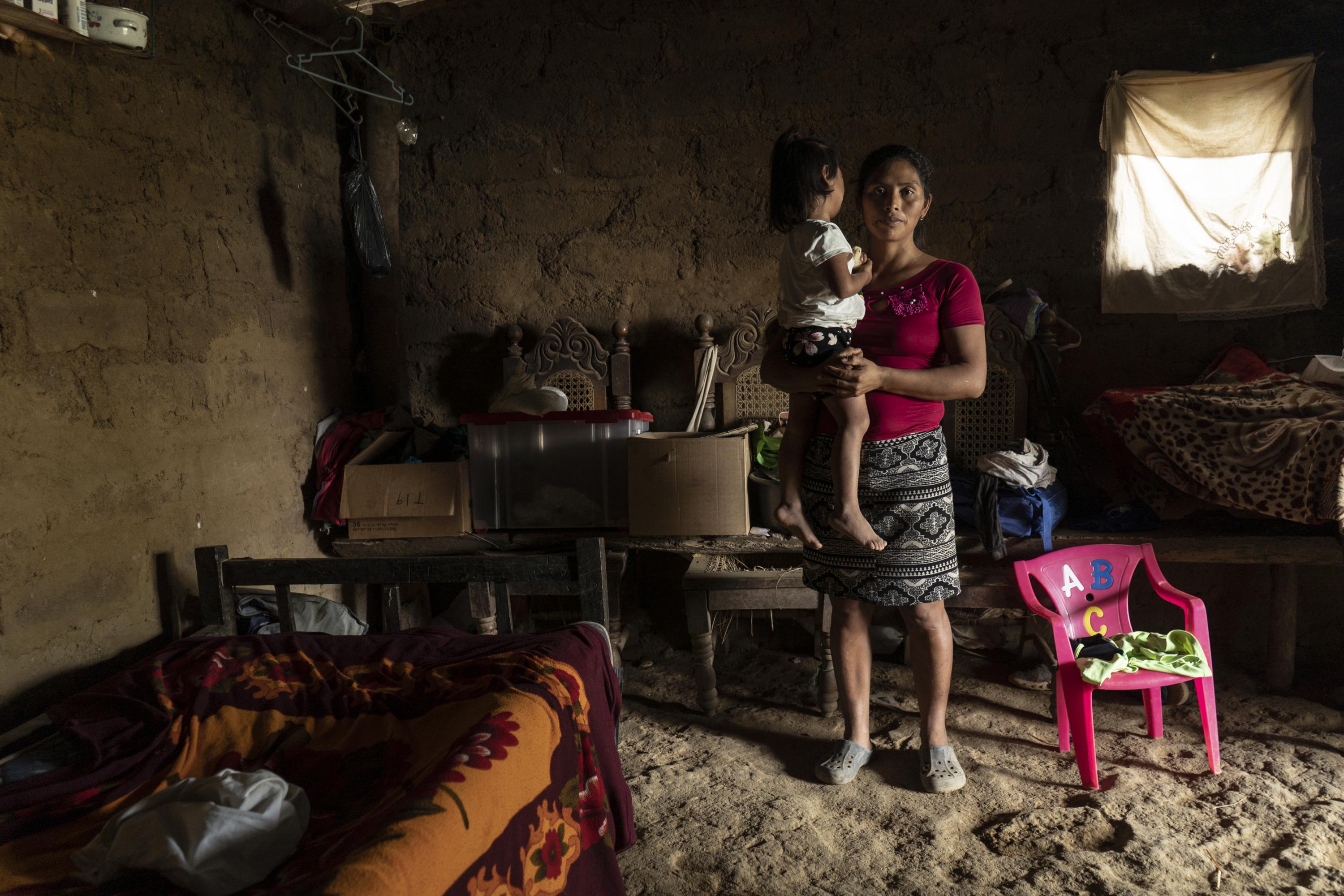 Maura Dolores Fernández, de 35 años, junto a su hija menor, en su pequeña vivienda, del caserío El Jícaro Centro, en el municipio de Tacuba, en el departamanto de La Unión.  Foto de El Faro: Víctor Peña. 
