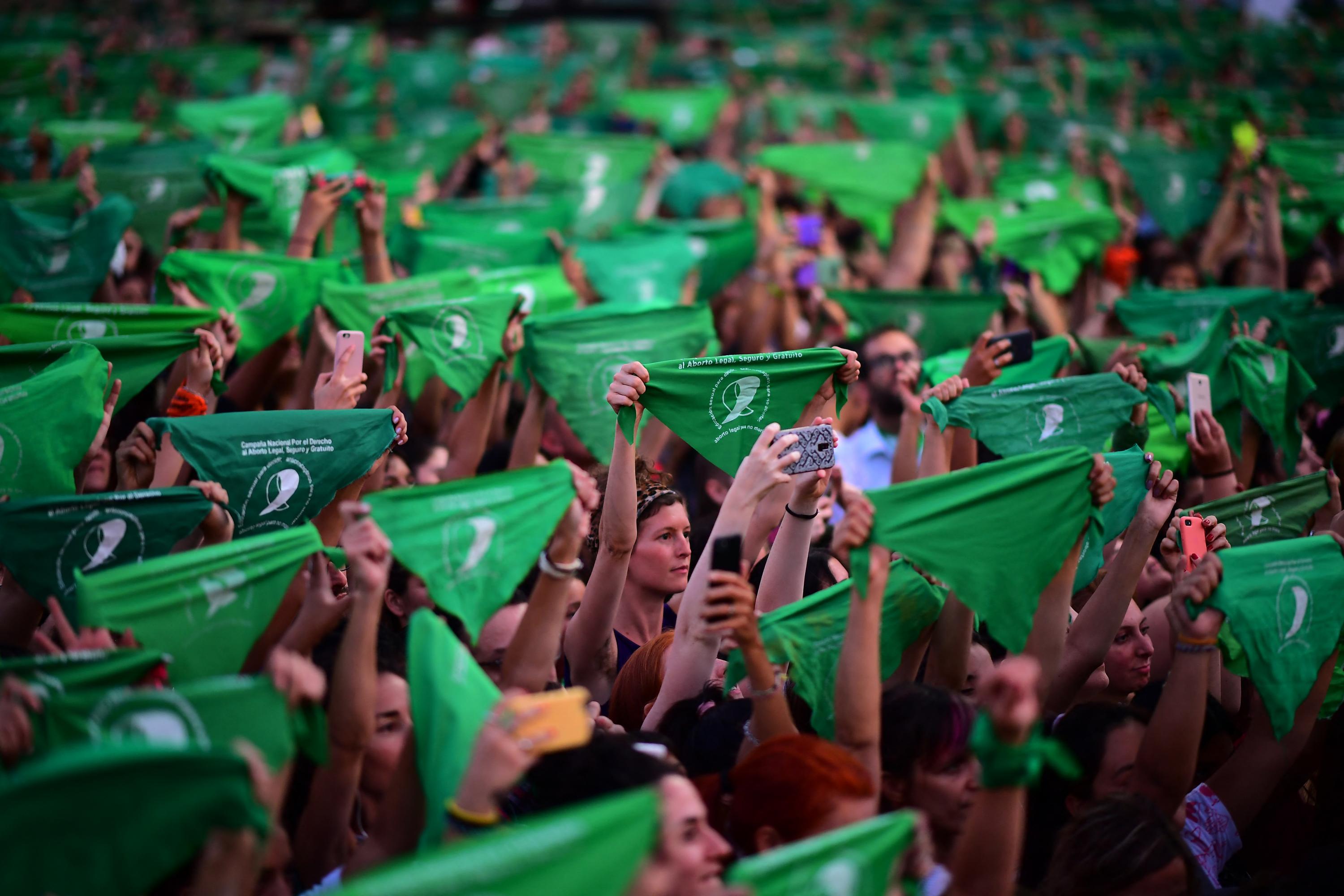 Miles de mujeres sostienen pañuelos verdes en una manifestación en Buenos Aires, Argentina, el 19 de febrero de 2020. Los pañuelos verdes son símbolo de la lucha de las mujeres por la legalización del aborto. Foto de El Faro: Ronaldo Schemidt/AFP.